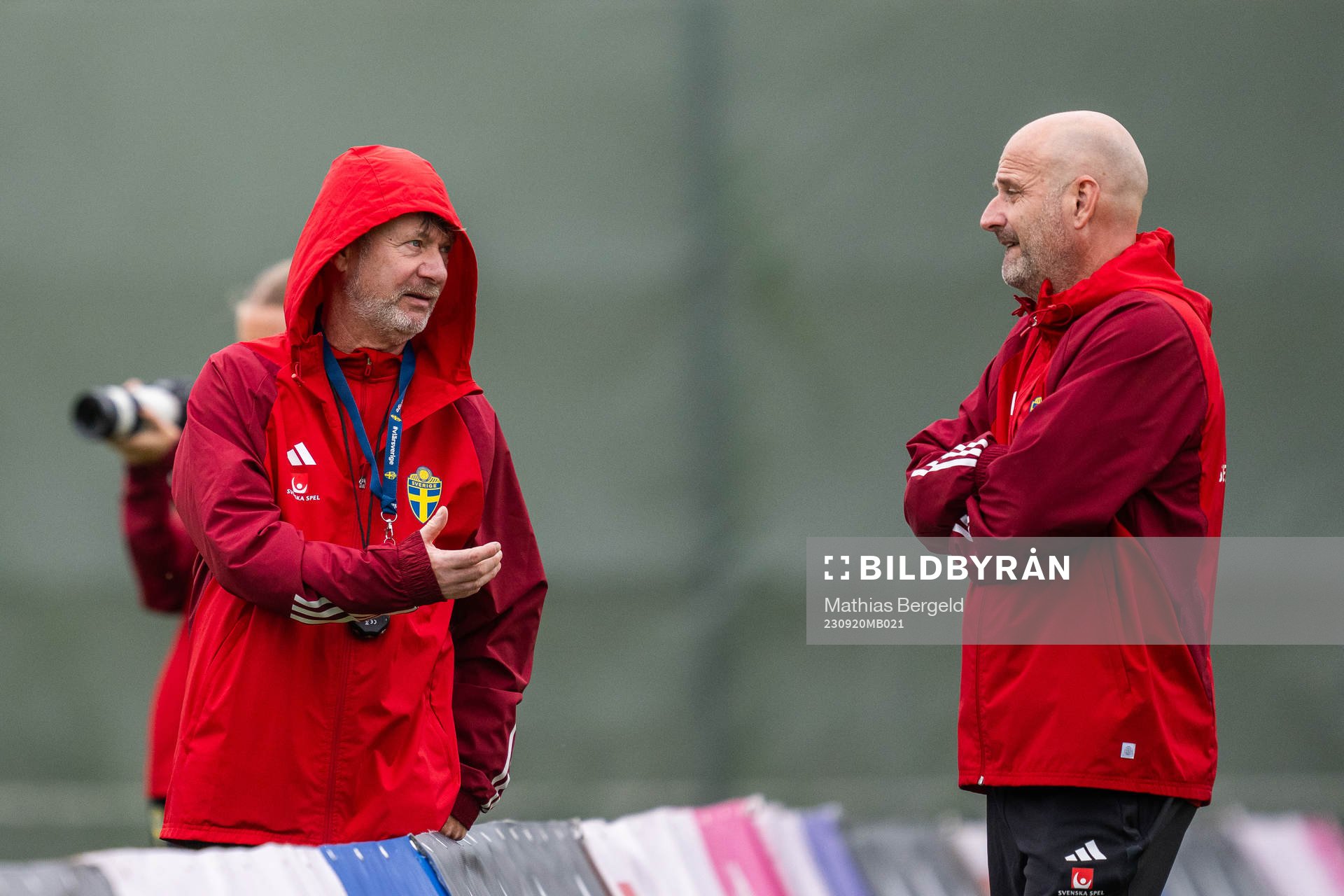 Head coach Peter Gerhardsson and assistant coach Magnus Wikman during a training session with the Swedish women's national football team on September 20, 2023 in Göteborg.