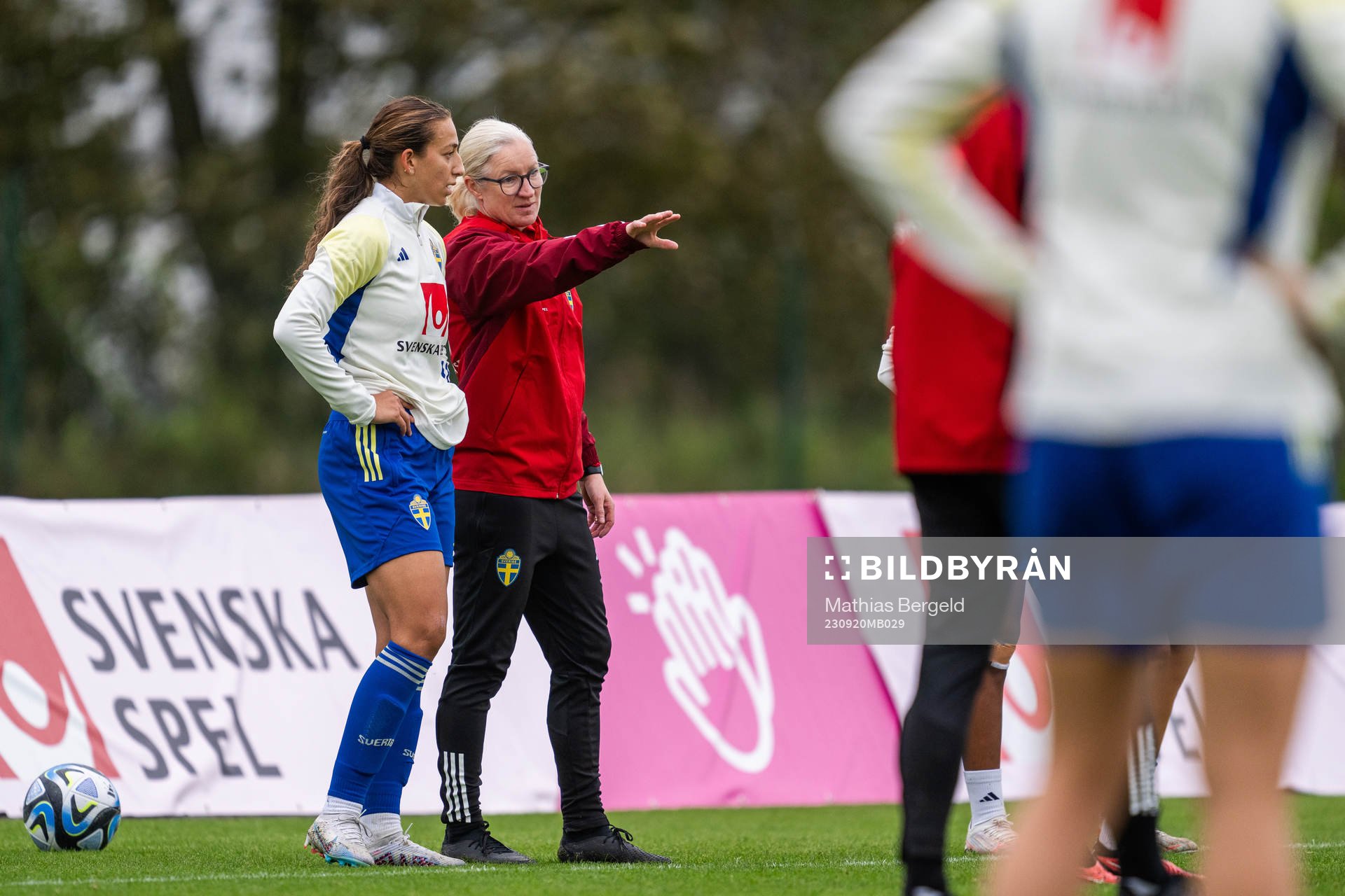 Rosa Kafaji and assistant coach Victoria Sandell