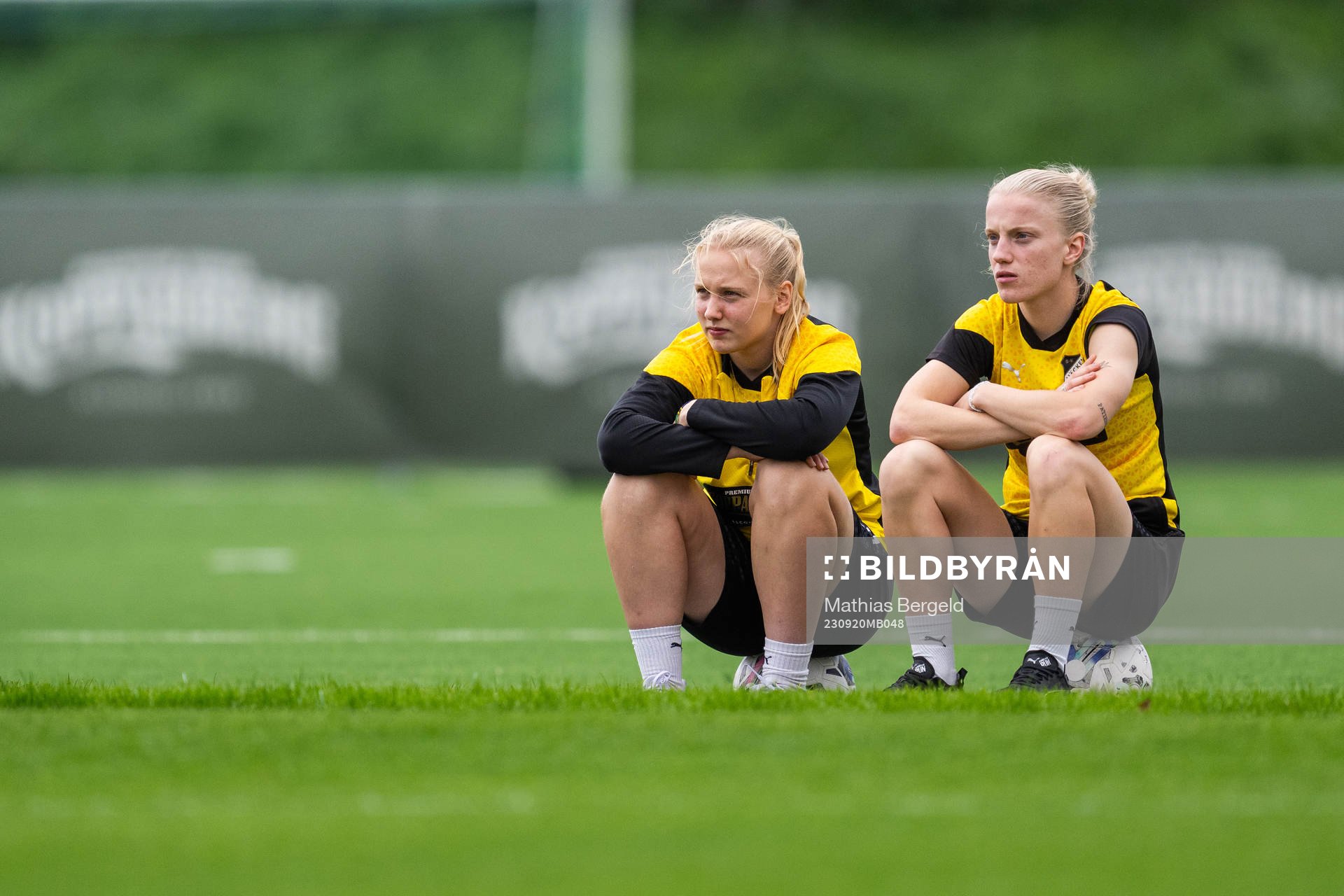 Häckens Anna Sandberg (right) watch a training session