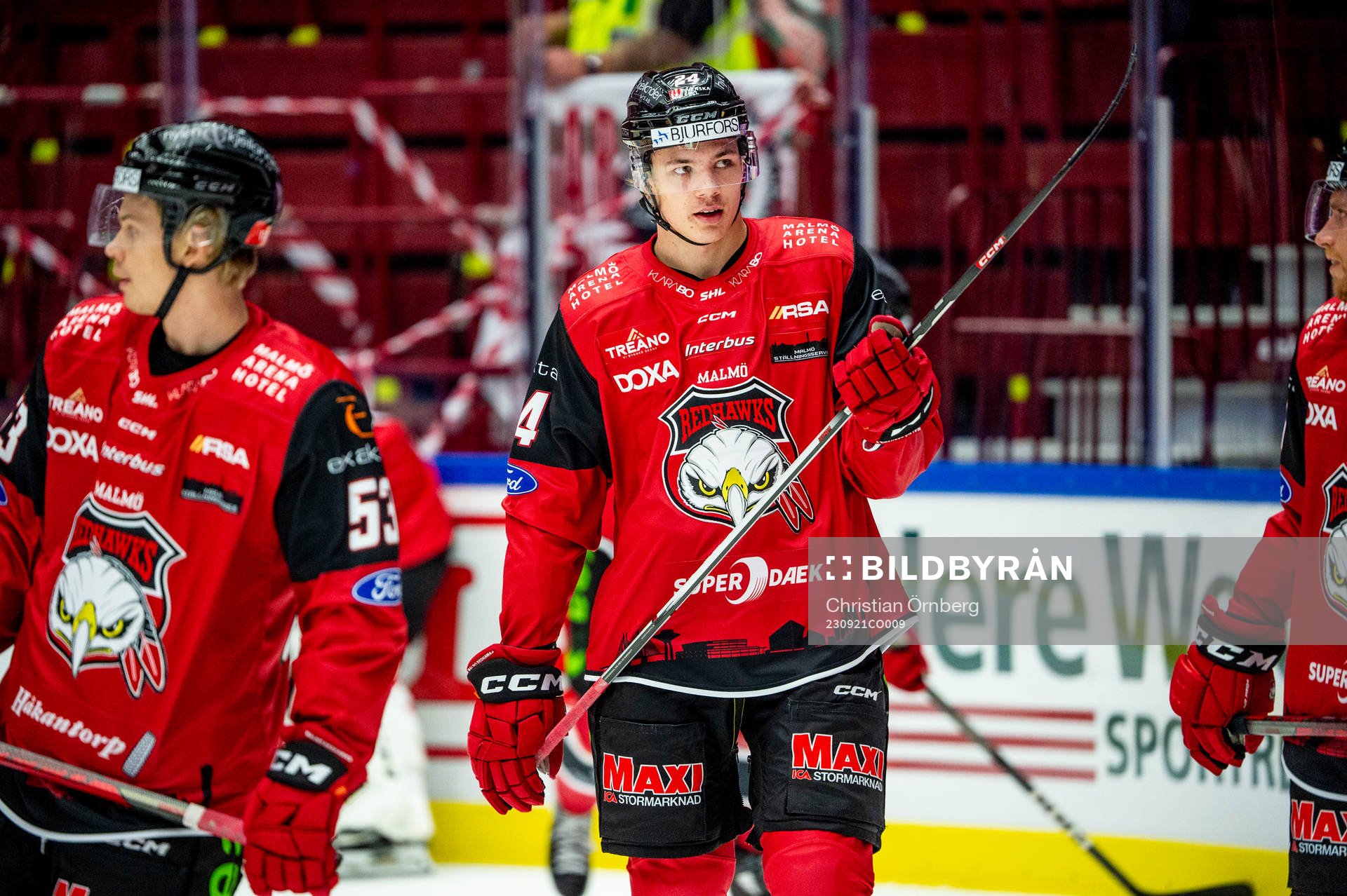 Malmö Redhawks Anton Wahlberg värmer upp innan