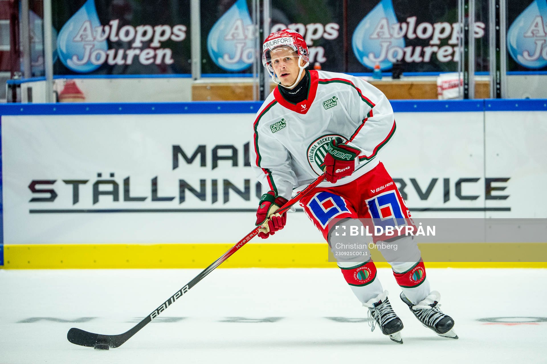 Frölundas Max Friberg värmer upp innan ishockeymatchen i