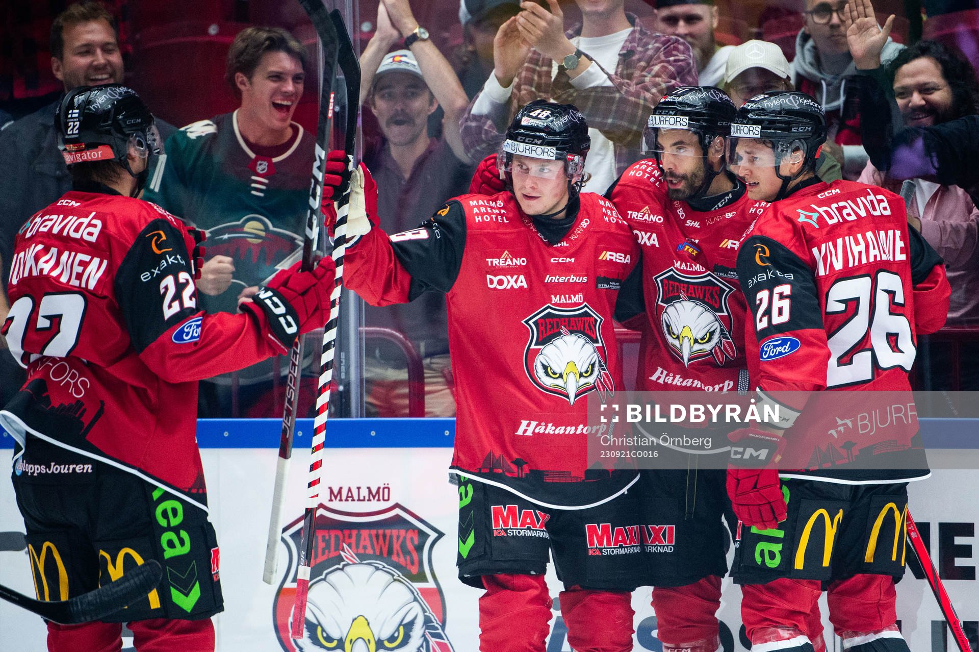 Malmö Redhawks Lauri Pajuniemi jublar med lagkamrater
