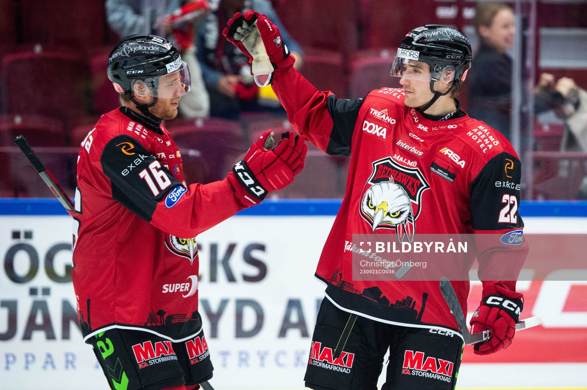 Malmö Redhawks Janne Kuokkanen jublar med Matias Lassen