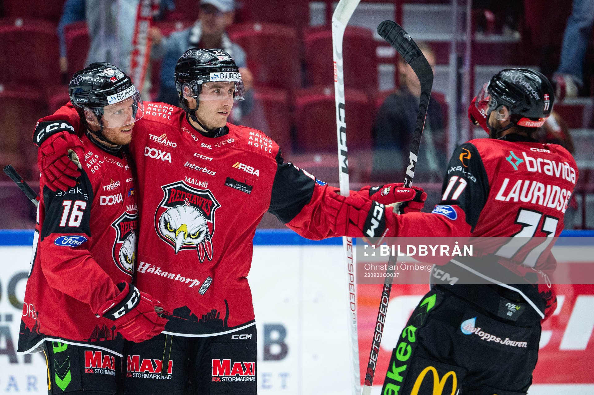 Malmö Redhawks Janne Kuokkanen jublar med Matias Lassen