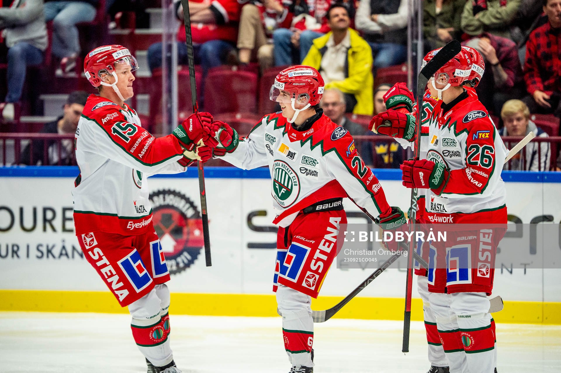 Frölundas Jere Innala jublar med Gustav Rydahl och