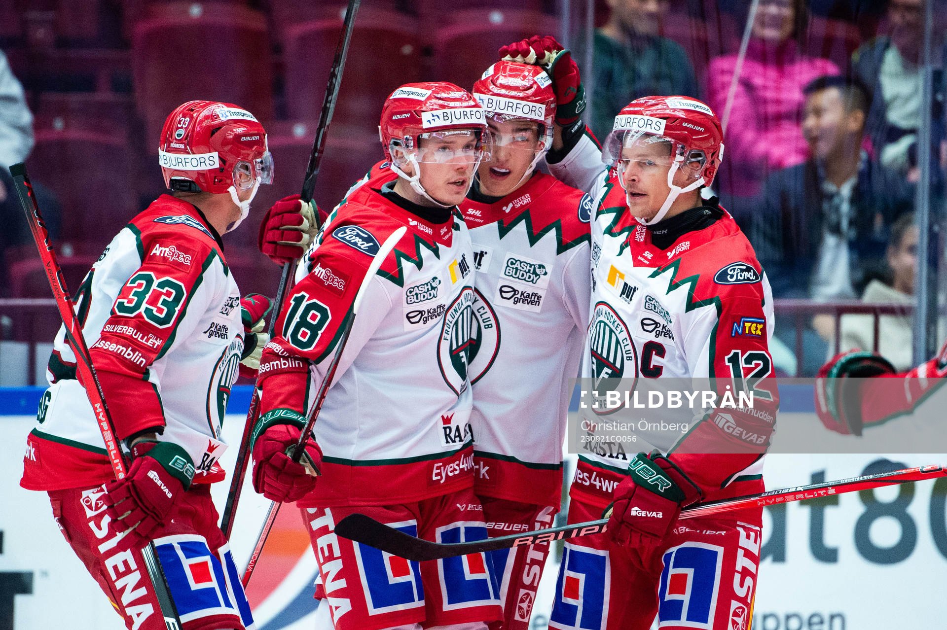 Frölundas Linus Öberg jublar med lagkamrater