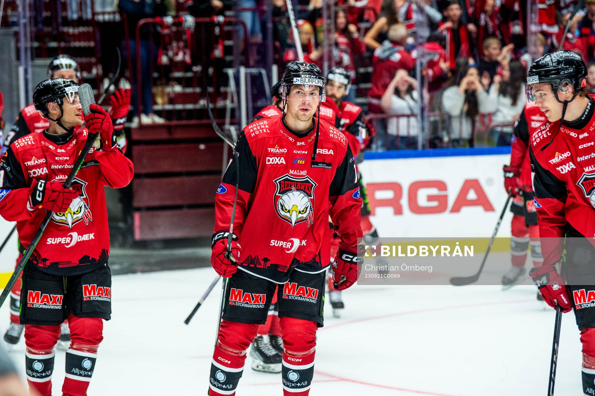 Malmö Redhawks Johan Ivarsson jublar med lagkamraterna