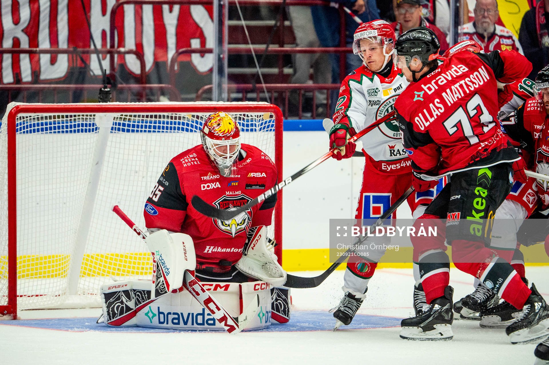 Frölundas Max Friberg mot Malmö Redhawks målvakt Adam