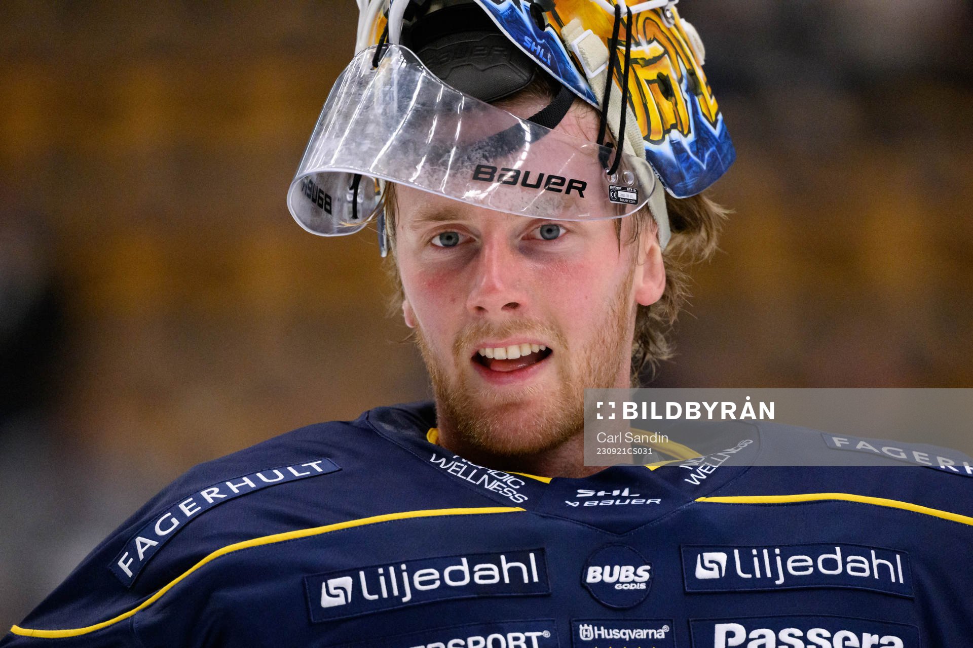 HV71s målvakt Victor Brattström värmer upp innan
