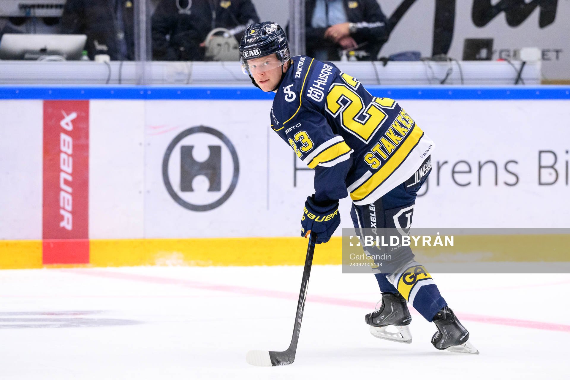 HV71s Åke Stakkestad värmer upp innan ishockeymatchen i