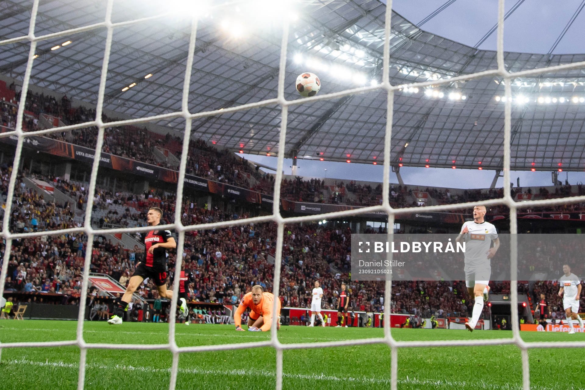 Florian Wirtz of Bayer Leverkusen scores 1-0 behind