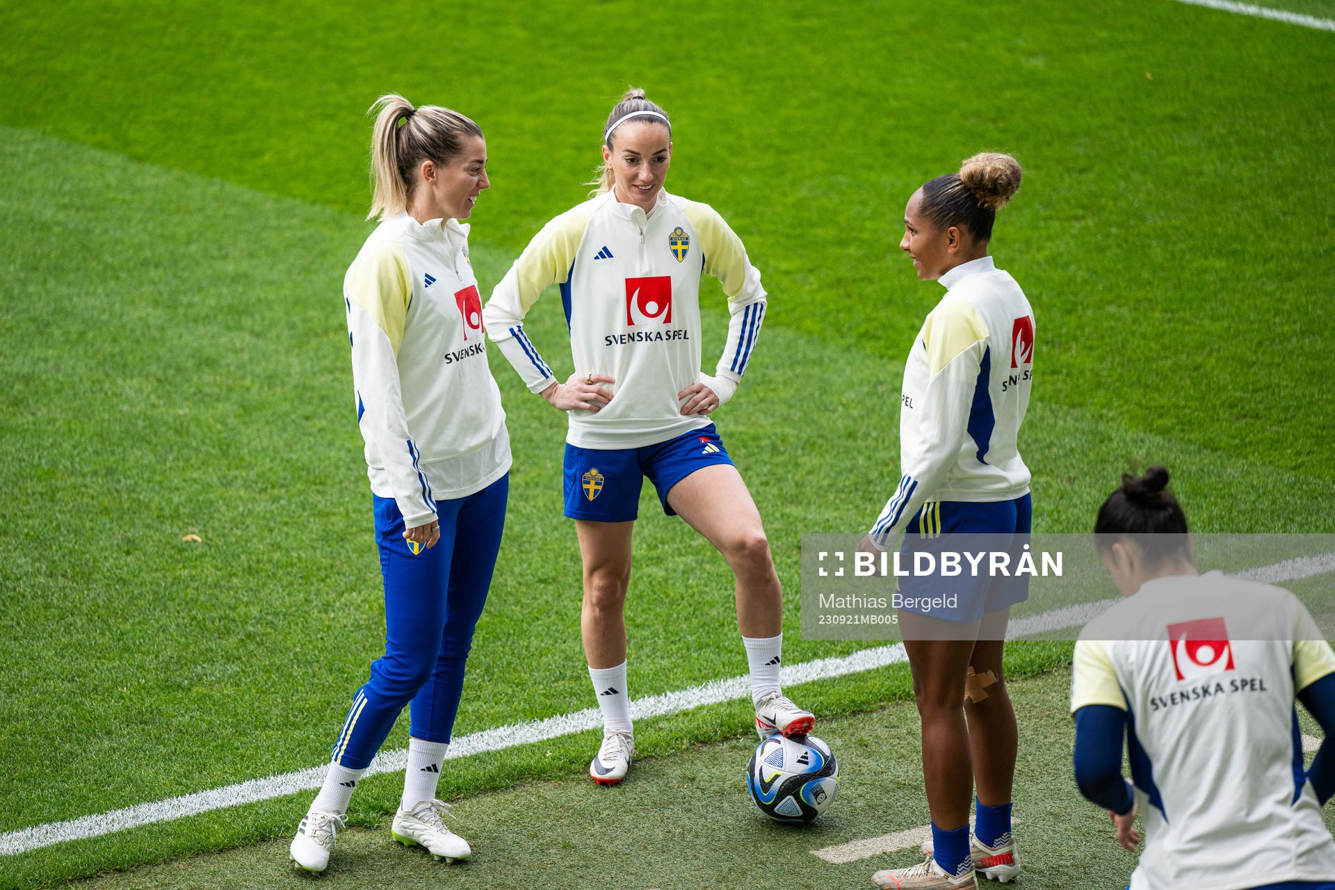 Linda Sembrant, Kosovare Asllani and Madelen Janogy