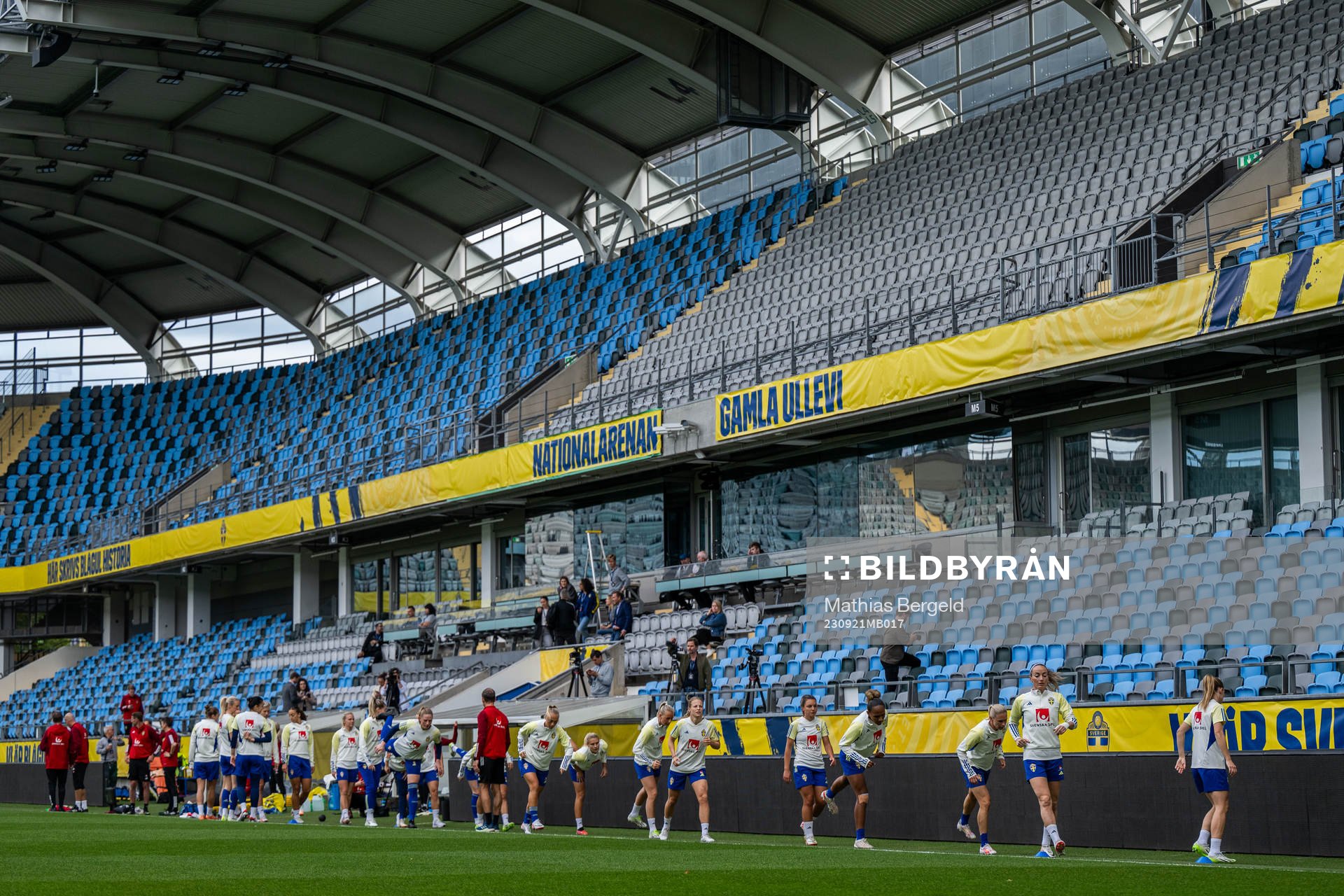 Players warm up