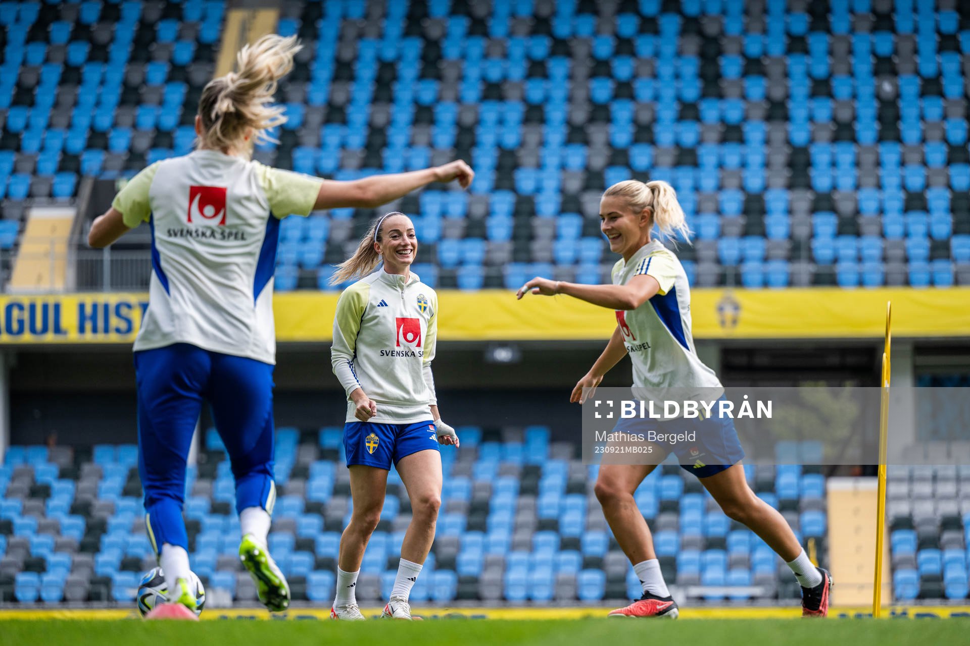 Kosovare Asllani and Amanda Nildén