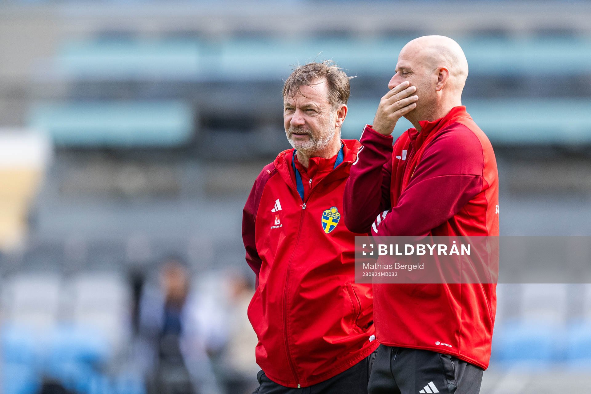 Head coach Peter Gerhardsson and assistant coach Magnus Wikman during a training session with the Swedish women's national football team on September 21, 2023 in Gothenburg. 