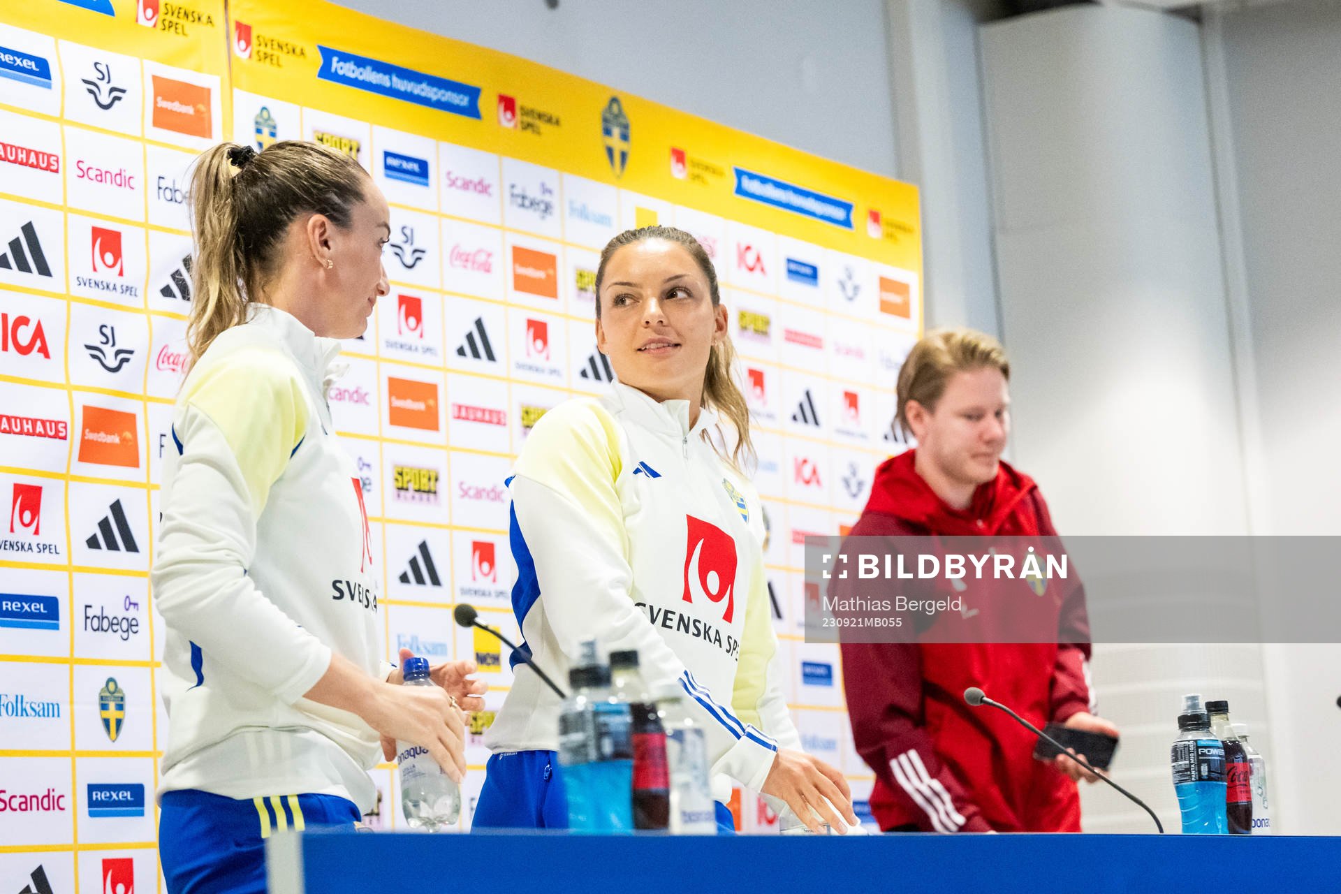Kosovare Asllani, Johanna Rytting Kaneryd and press officer
