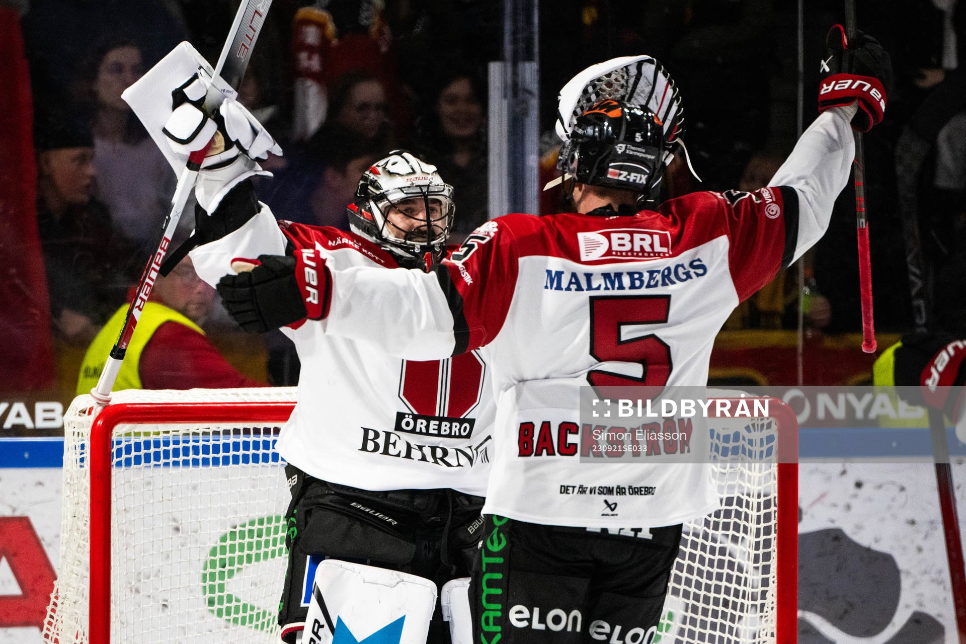 Örebros målvakt Jhonas Enroth och Gustav Backström jublar