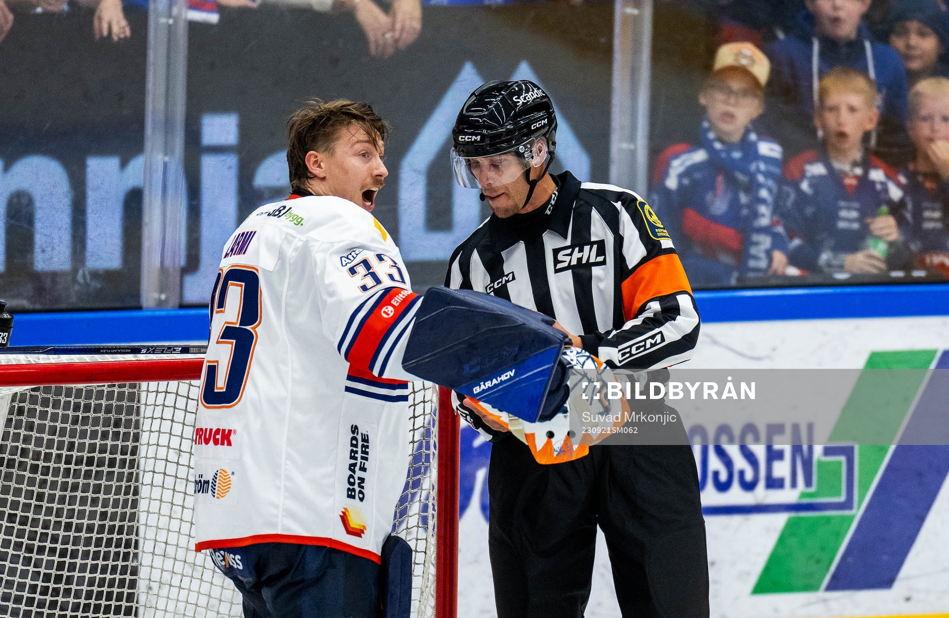 Växjös målvakt Emil Larmi diskuterar med domaren
