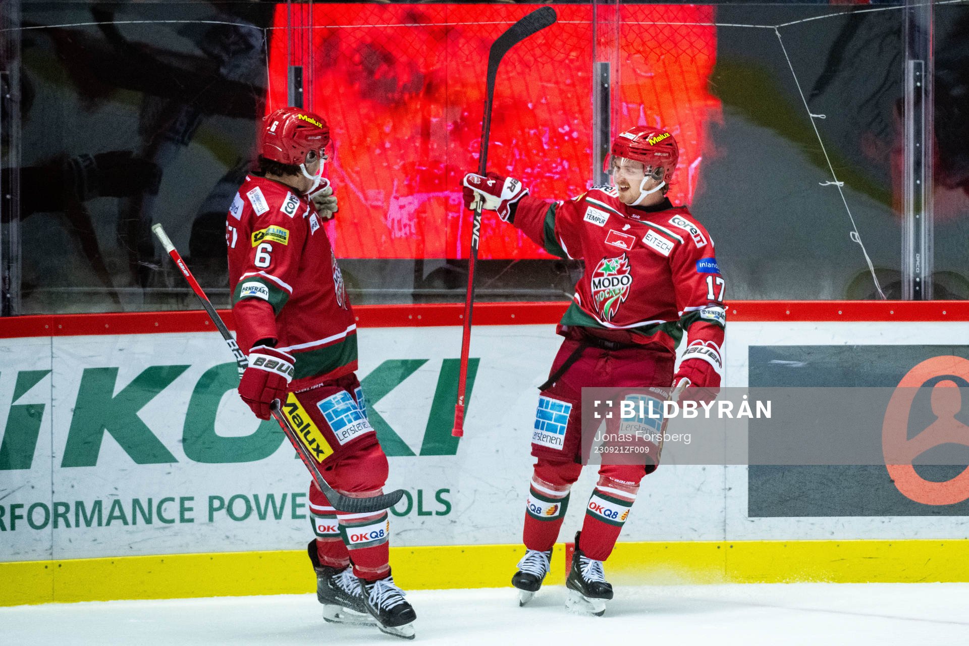 MoDos Riley Woods jublar med Daniel Brickley