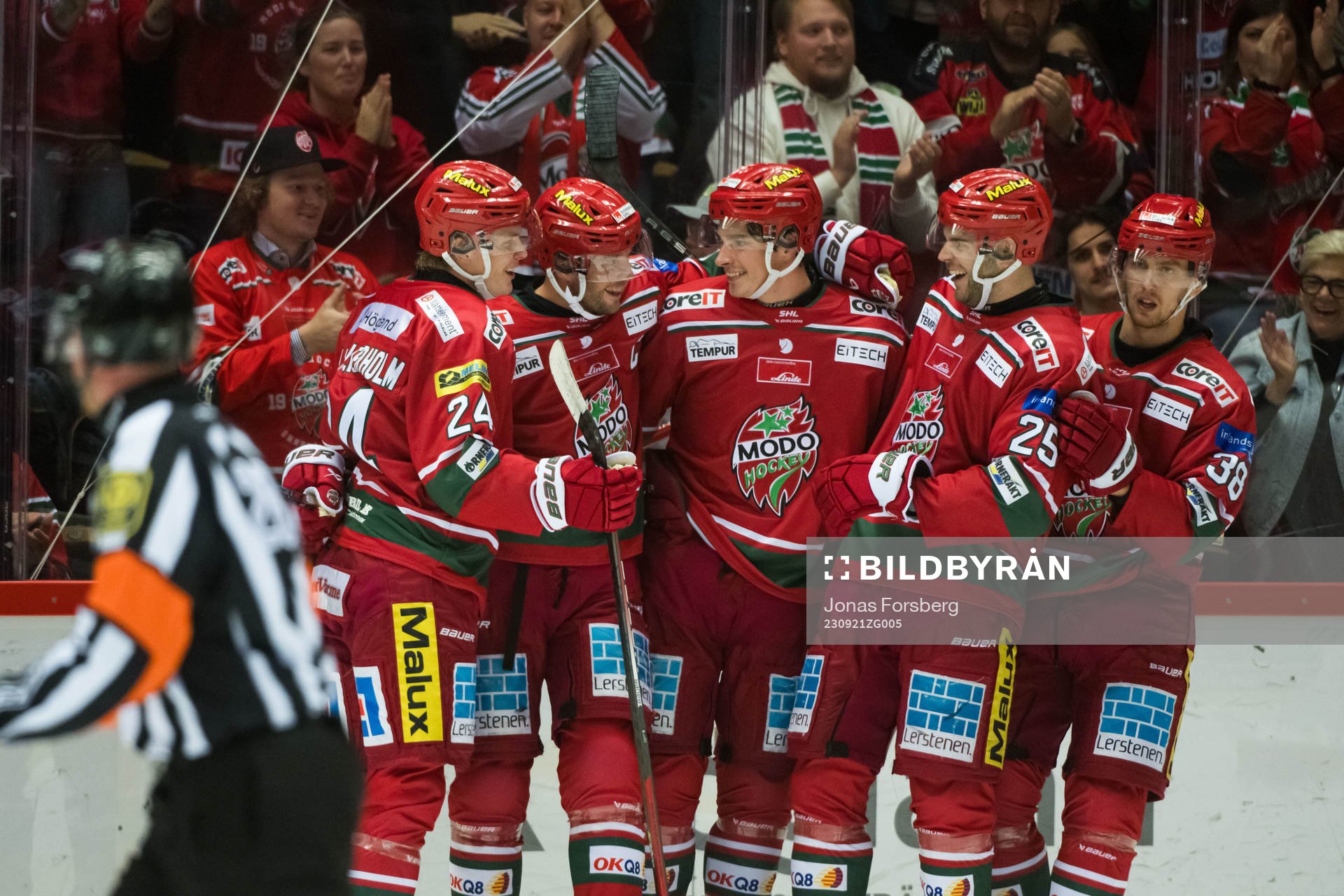 Modos David Rundblad jublar med lagkamrater