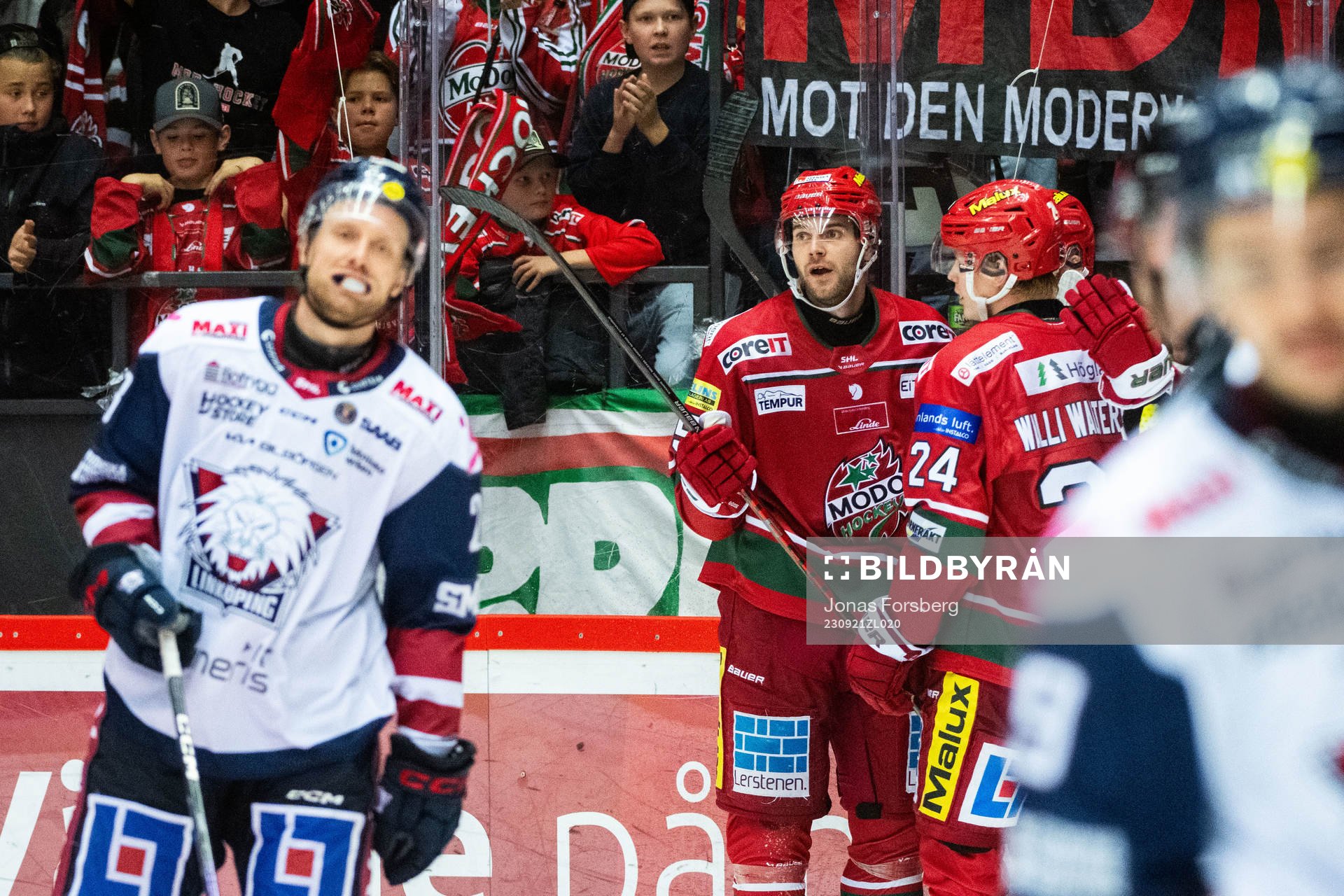 MoDos Johan Södergran jublar med lagkamrater