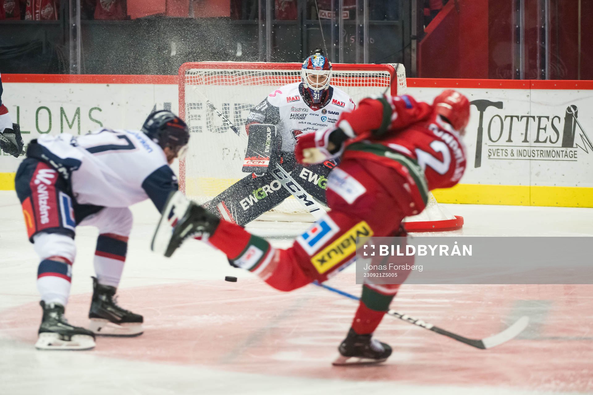 MoDos David Rundblad och Linköpings målvakt Jesper