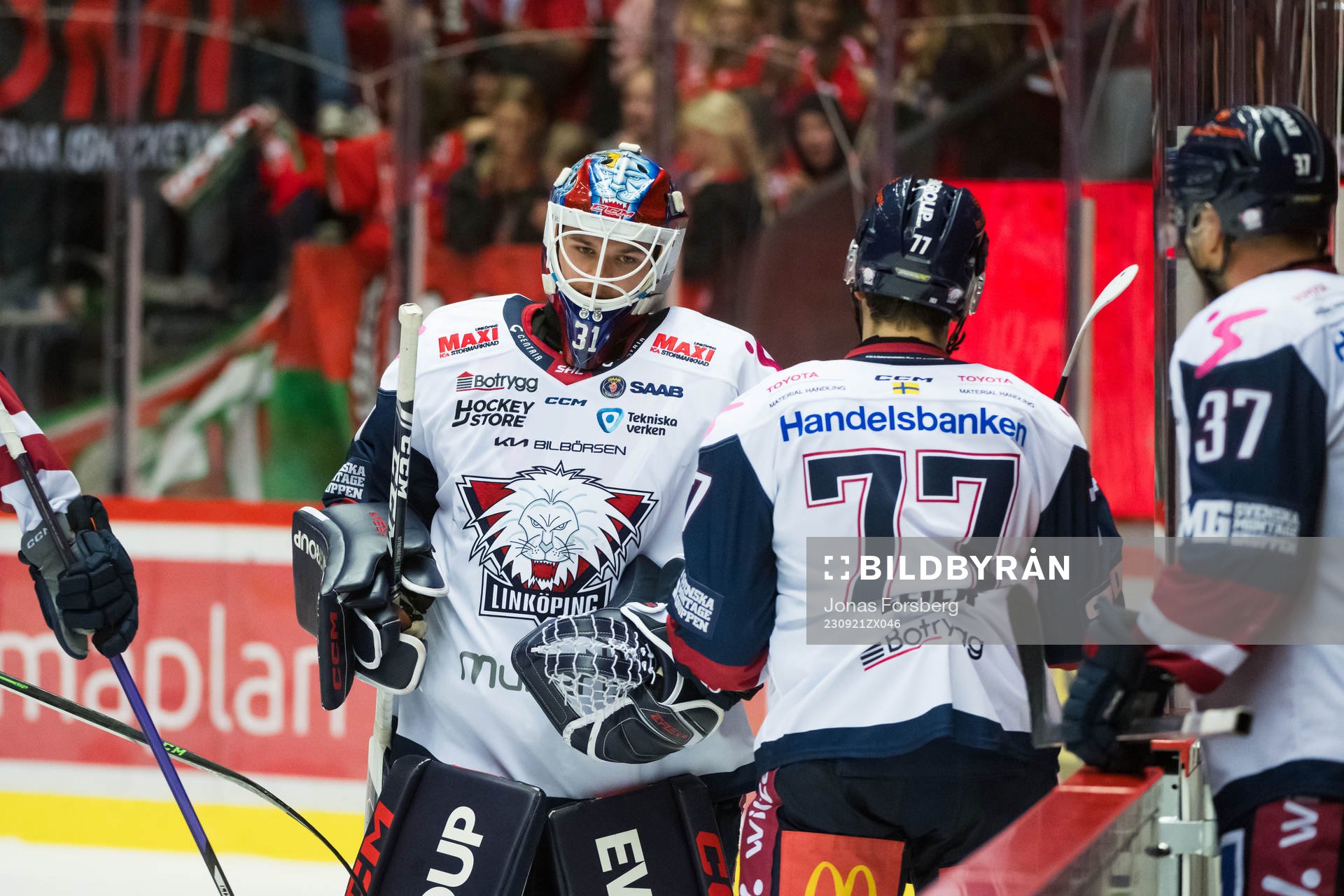 Linköpings målvakt Jesper Myrenberg och Taylor Leier