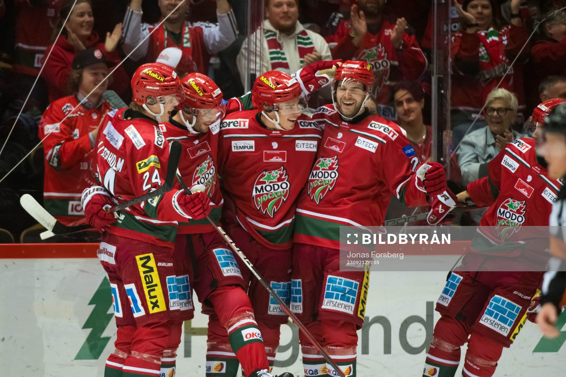 Modos David Rundblad jublar med lagkamrater