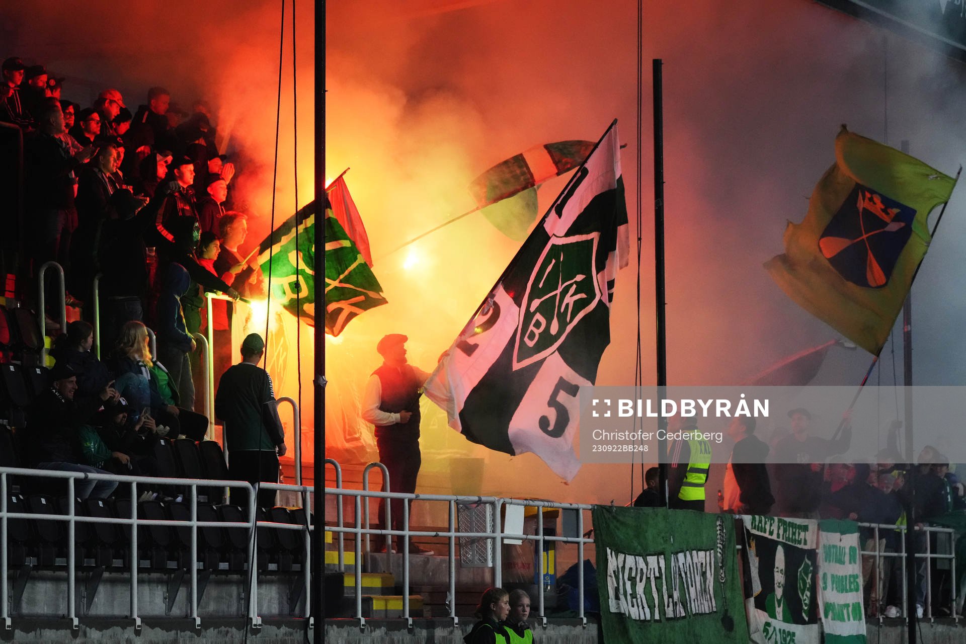 Brages supportrar bränner pyroteknik innan fotbollsmatchen