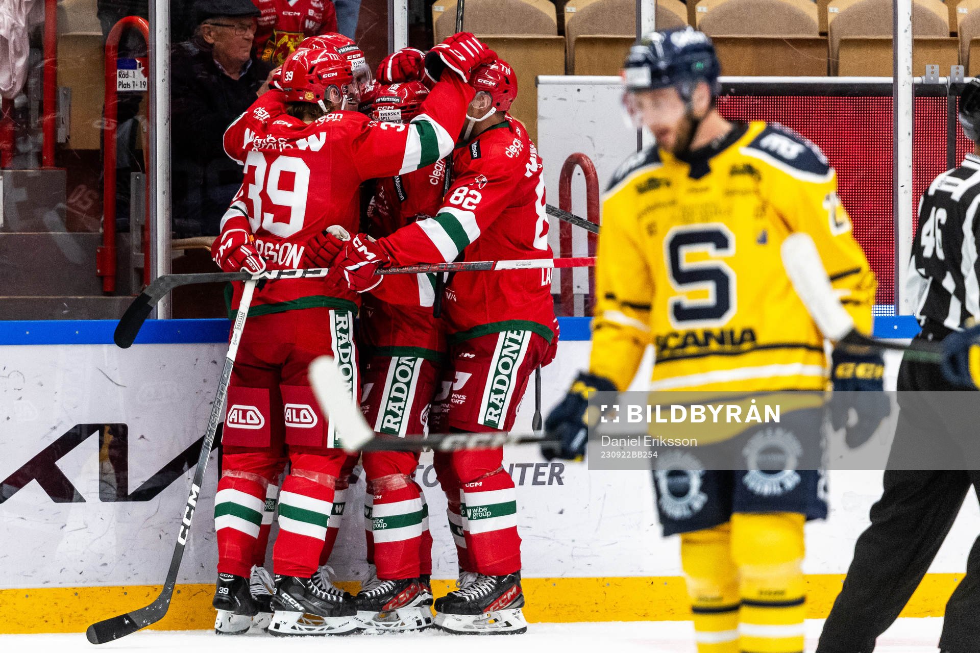 Moras Gustav Willman-Borvik jublar med lagkamrater