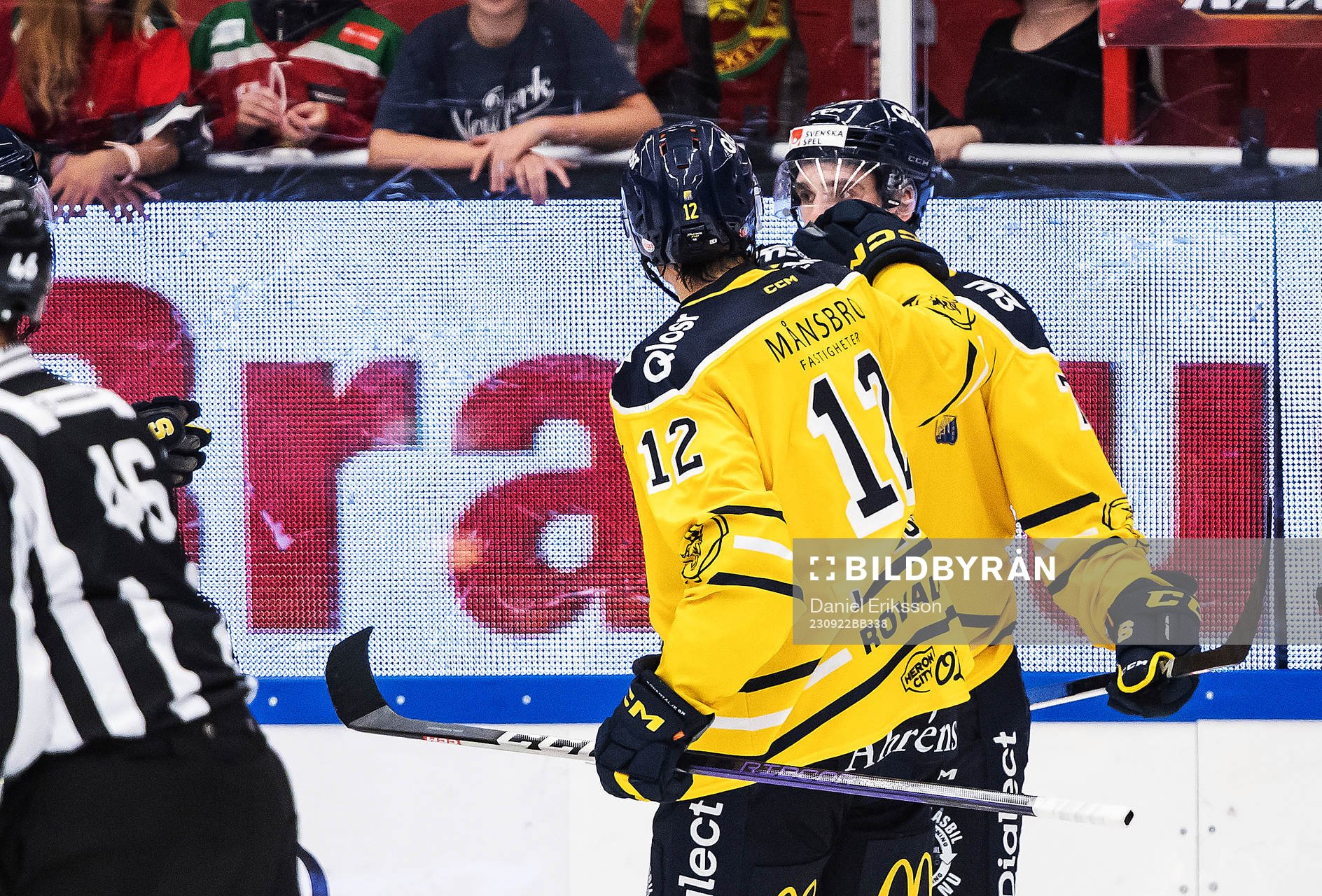 Södertäljes Dominic Turgeon jublar med lagkamrater