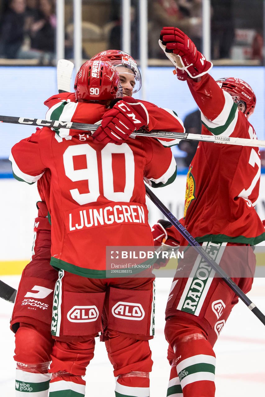 Moras Daniel Ljunggren jublar med lagkamrater