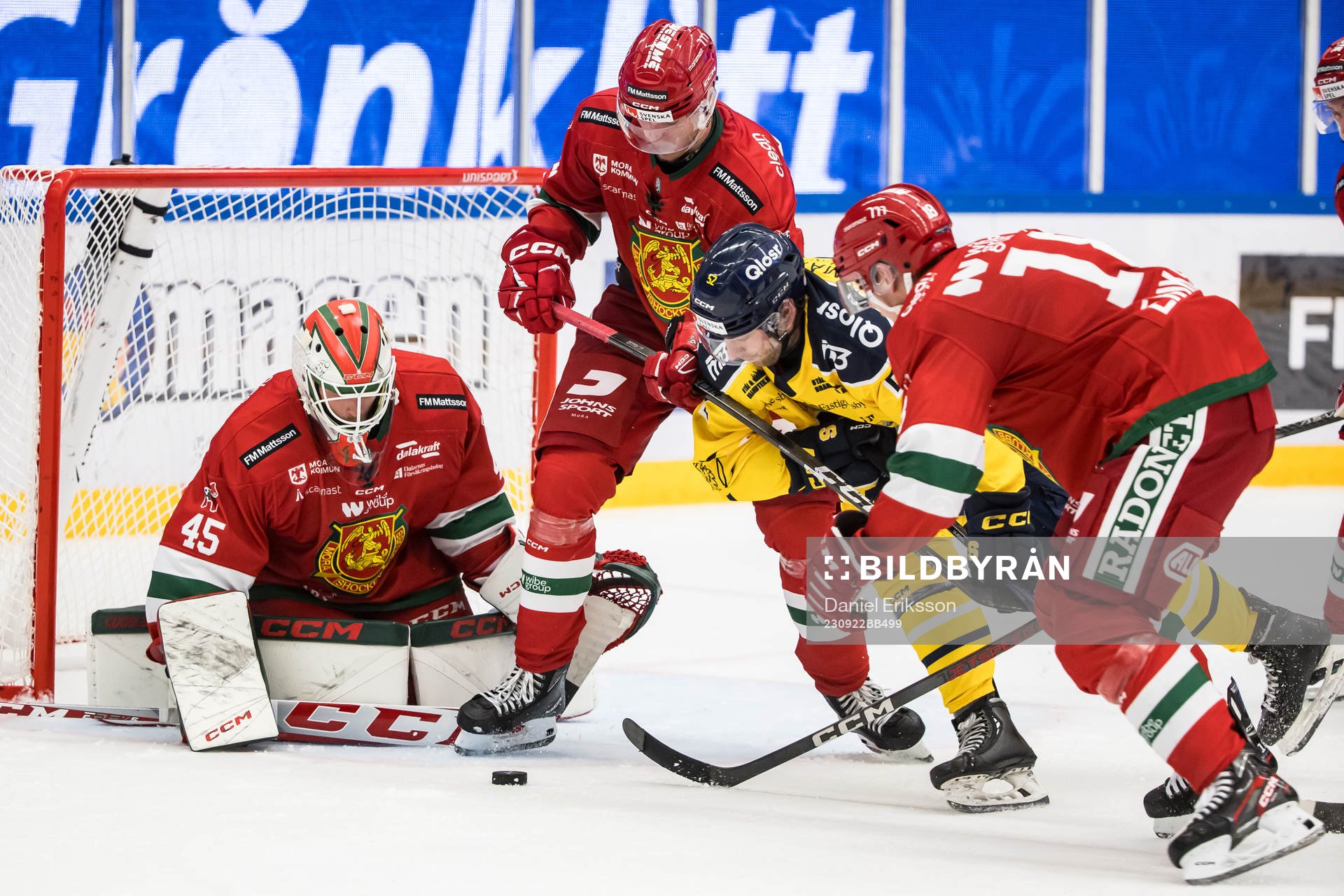 Moras målvakt Andreas Ljunggren och Södertäljes