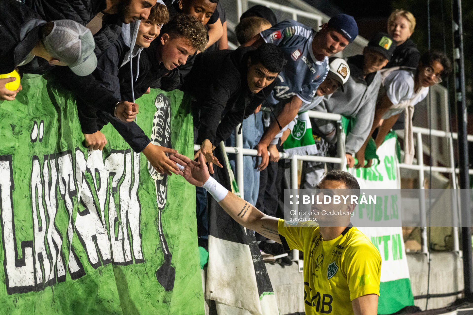 Brages målvakt Andre Bernardini jublar med supportrar