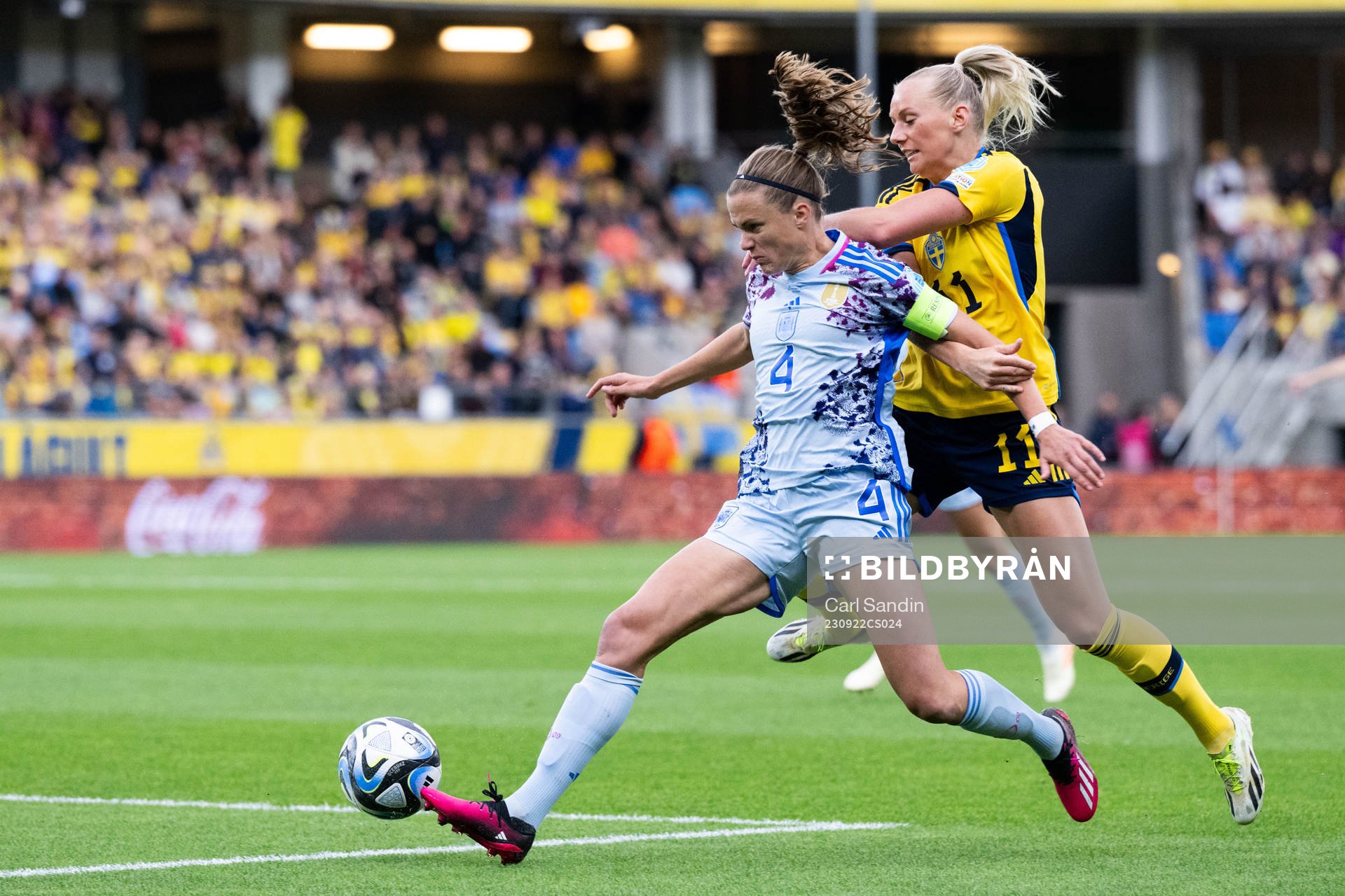 Irene Paredes of Spain and Stina Blackstenius of Sweden