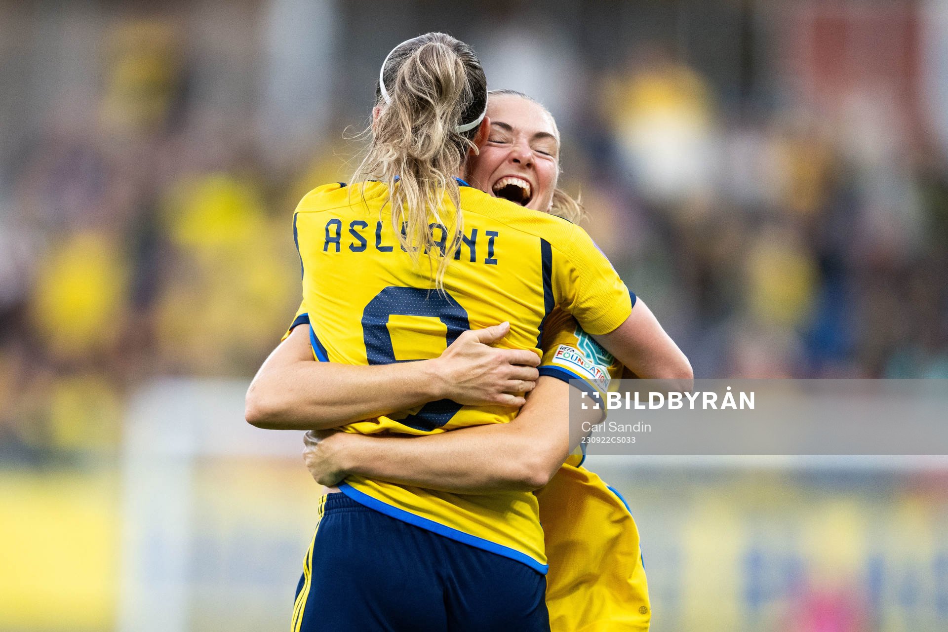 Magdalena Eriksson of Sweden celebrates with Kosovare Asllani after 1-0 during the Nations League football match between Sweden and Spain on September 22, 2023 in Gothenburg.