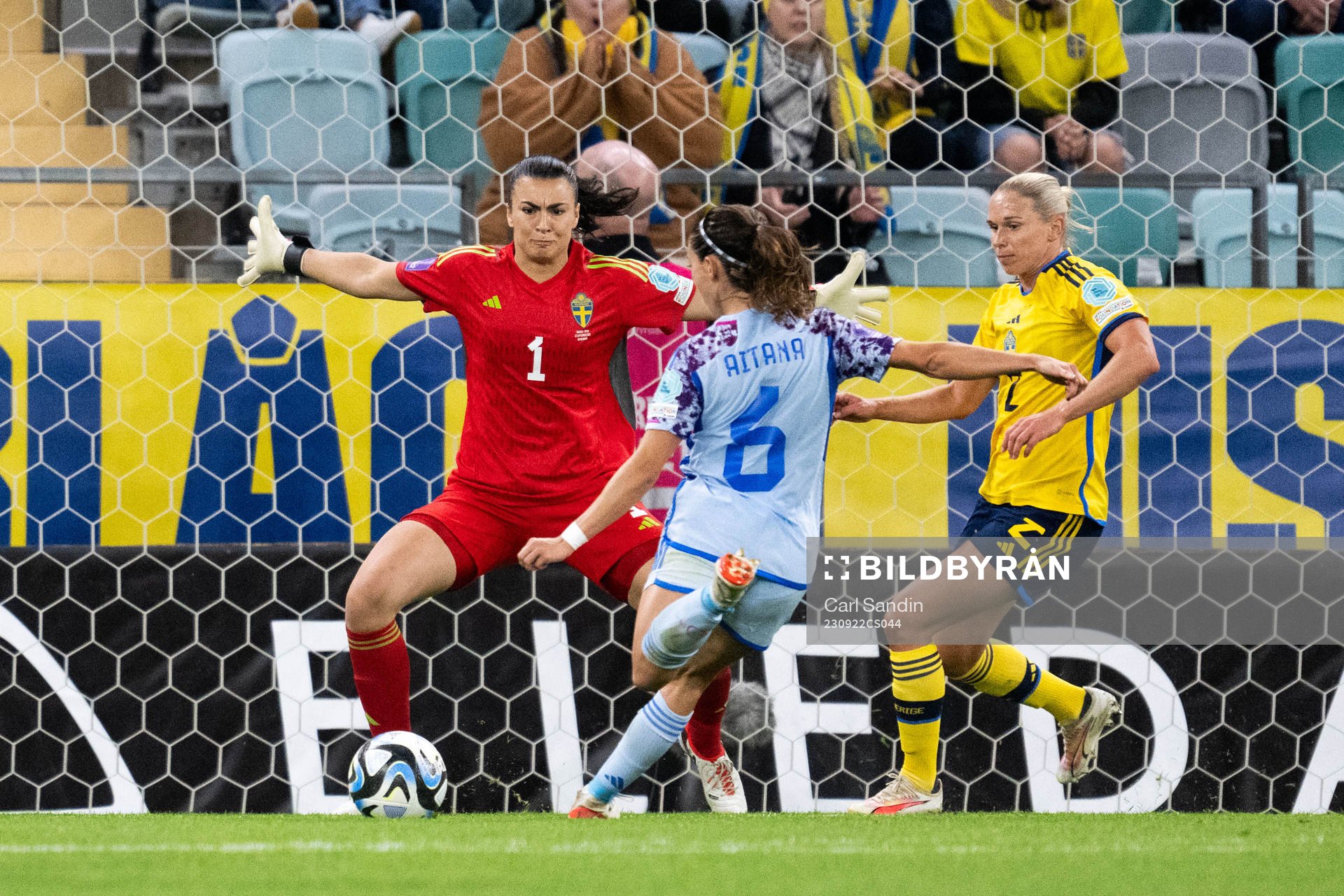 Goalkeeper Zecira Musovic of Sweden against Aitana Bonmati