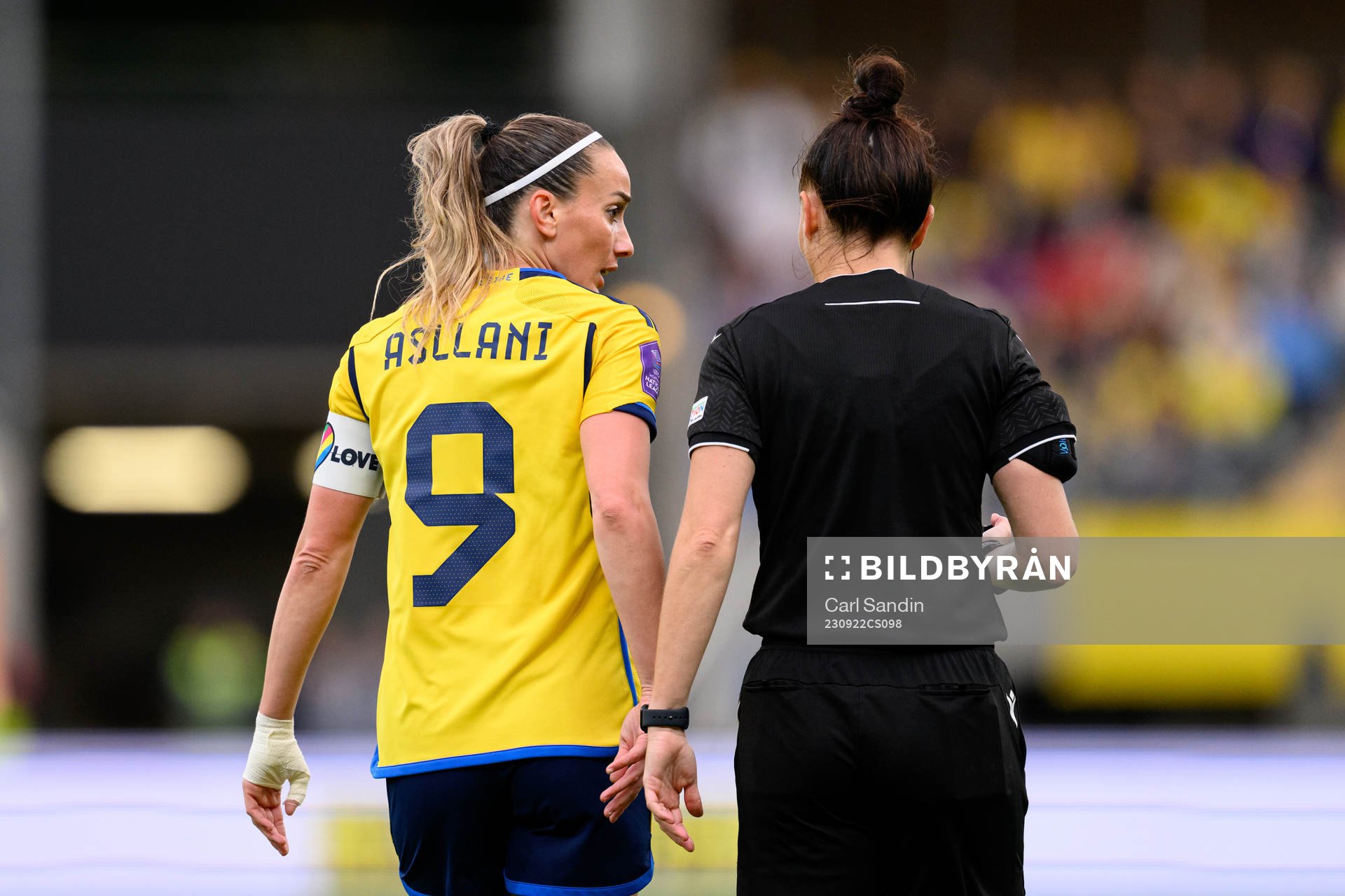 Kosovare Asllani of Sweden talks to referee Rebecca Welch