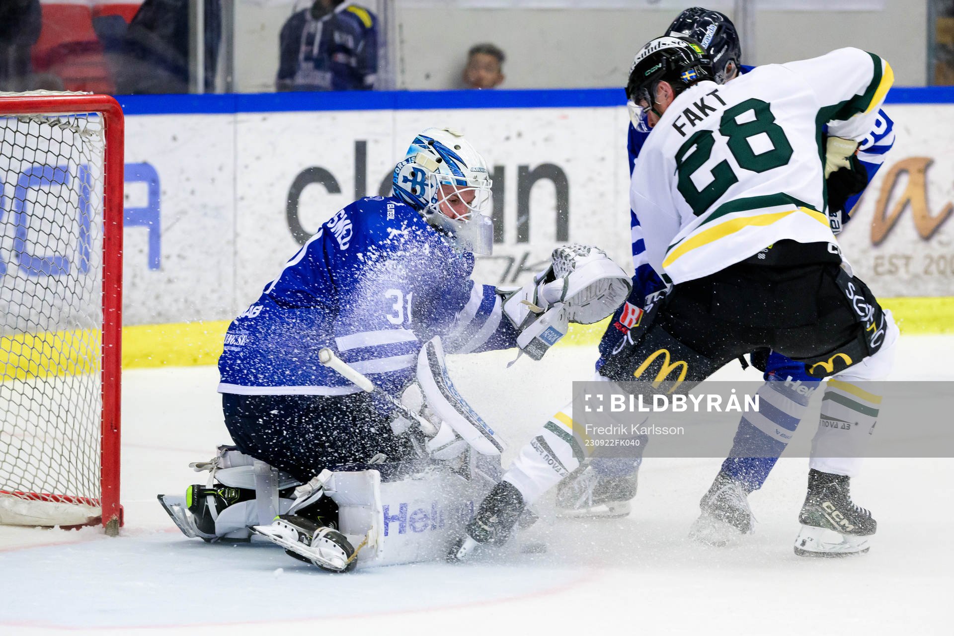 Karlskogas målvakt Marcus Hellgren Smed och Östersunds