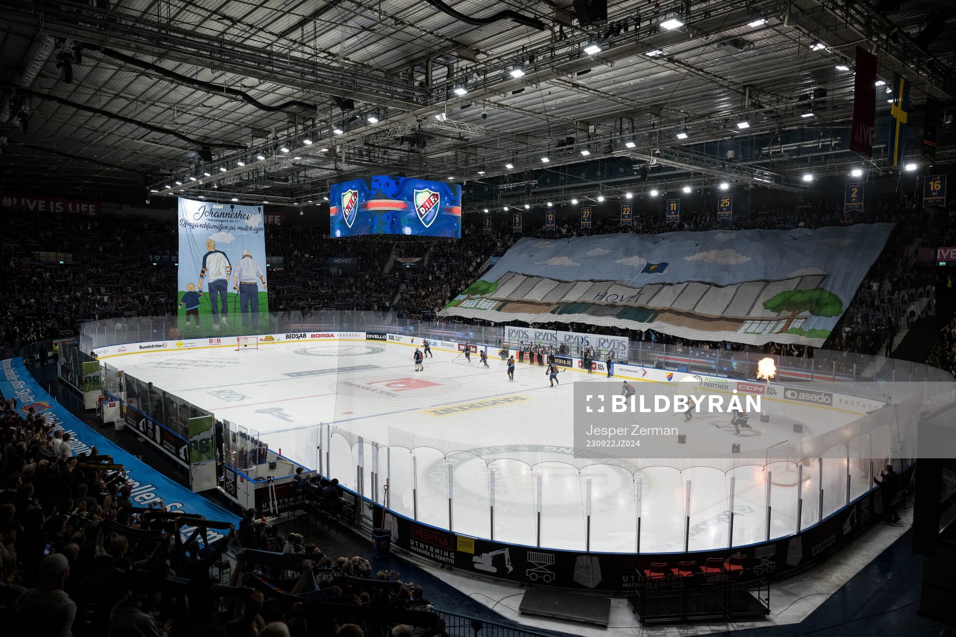Djurgårdens supportrar med ett tifo