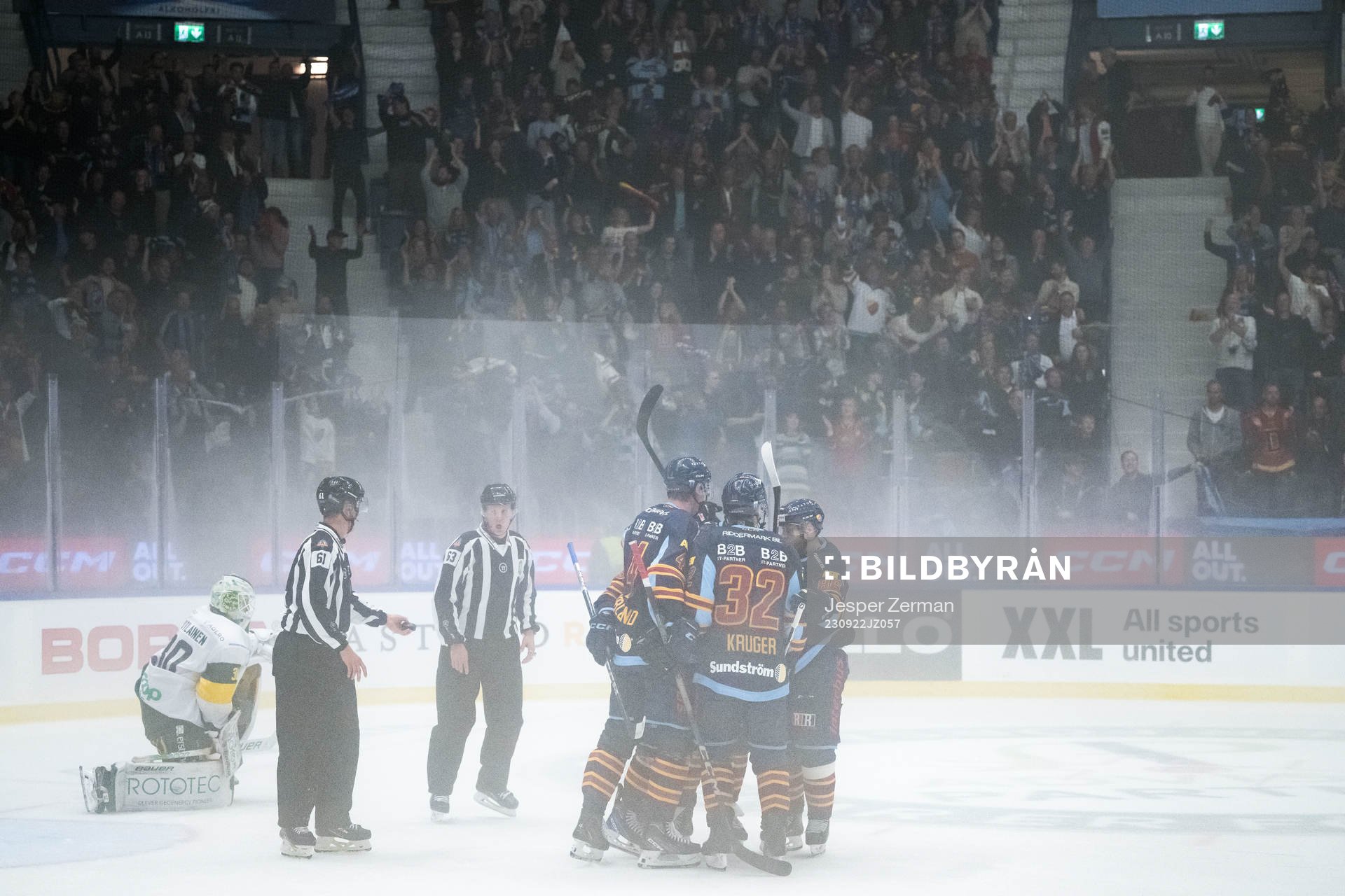 Djurgårdens Olle Liss jublar med lagkamrater