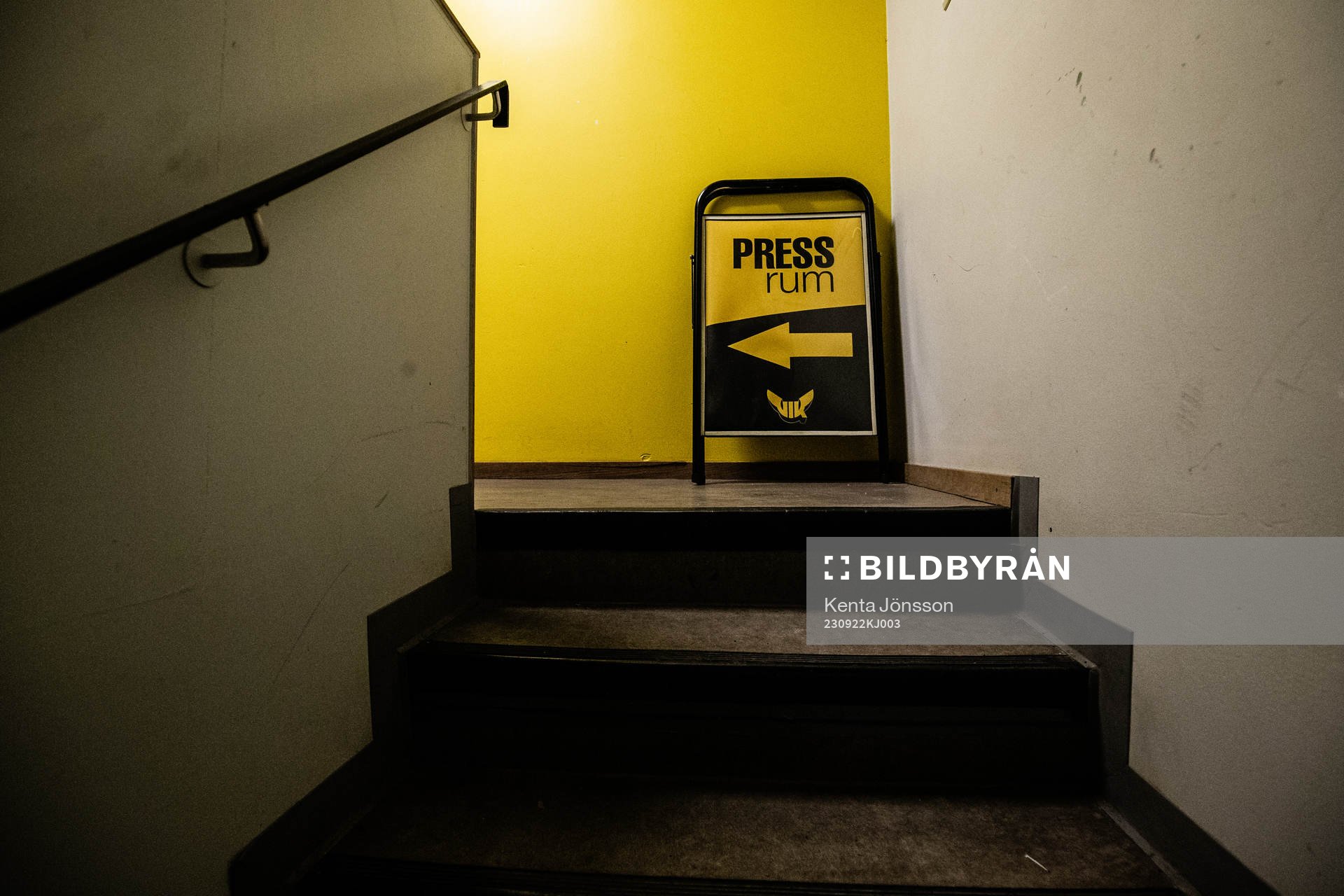 En skylt visa vägen till pressrummet i ABB Arena Nord