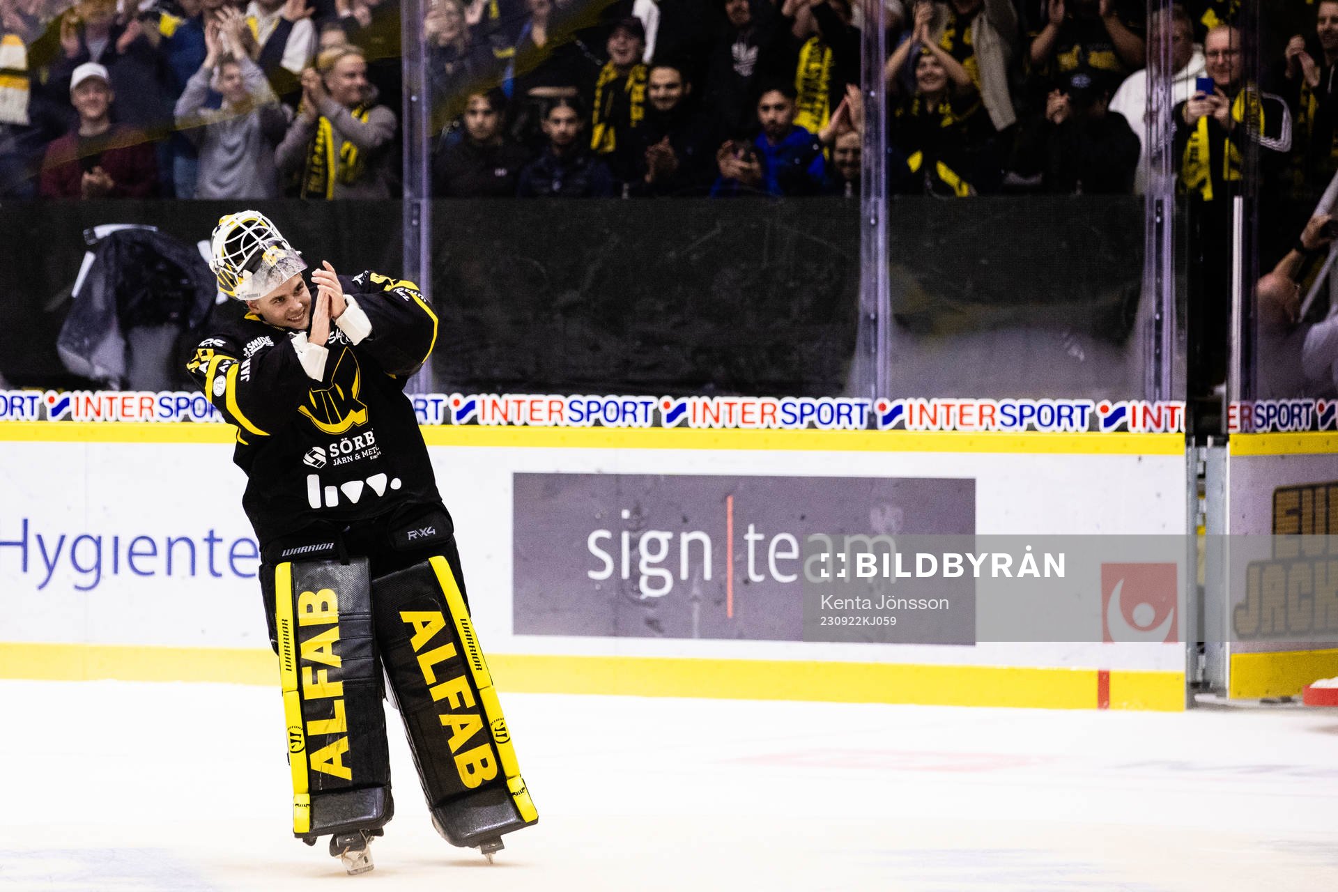 Västerås målvakt Niilo Halonen jublar  ishockeymatchen i