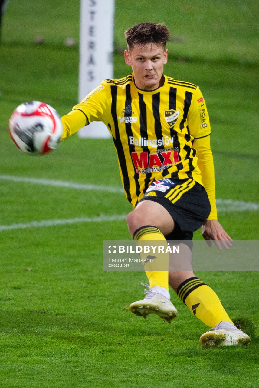 IFK Hässleholms Viktor Ahlgren i matchen i division 2
