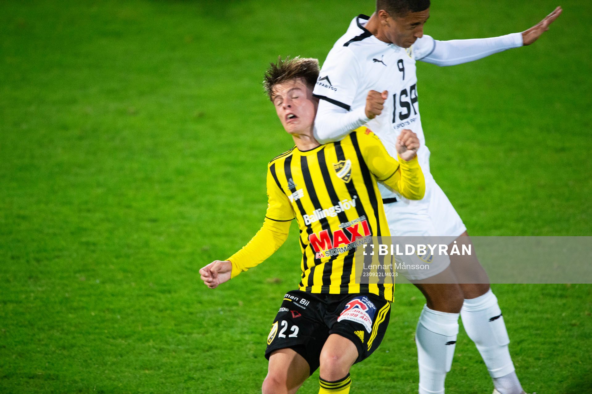 IFK Hässleholms Jussi Tikkanen får en armbåge i ansiktet i matchen i division 2 mellan IFK Hässleholm och IFK Malmö i Hässleholm 22 september 2023.