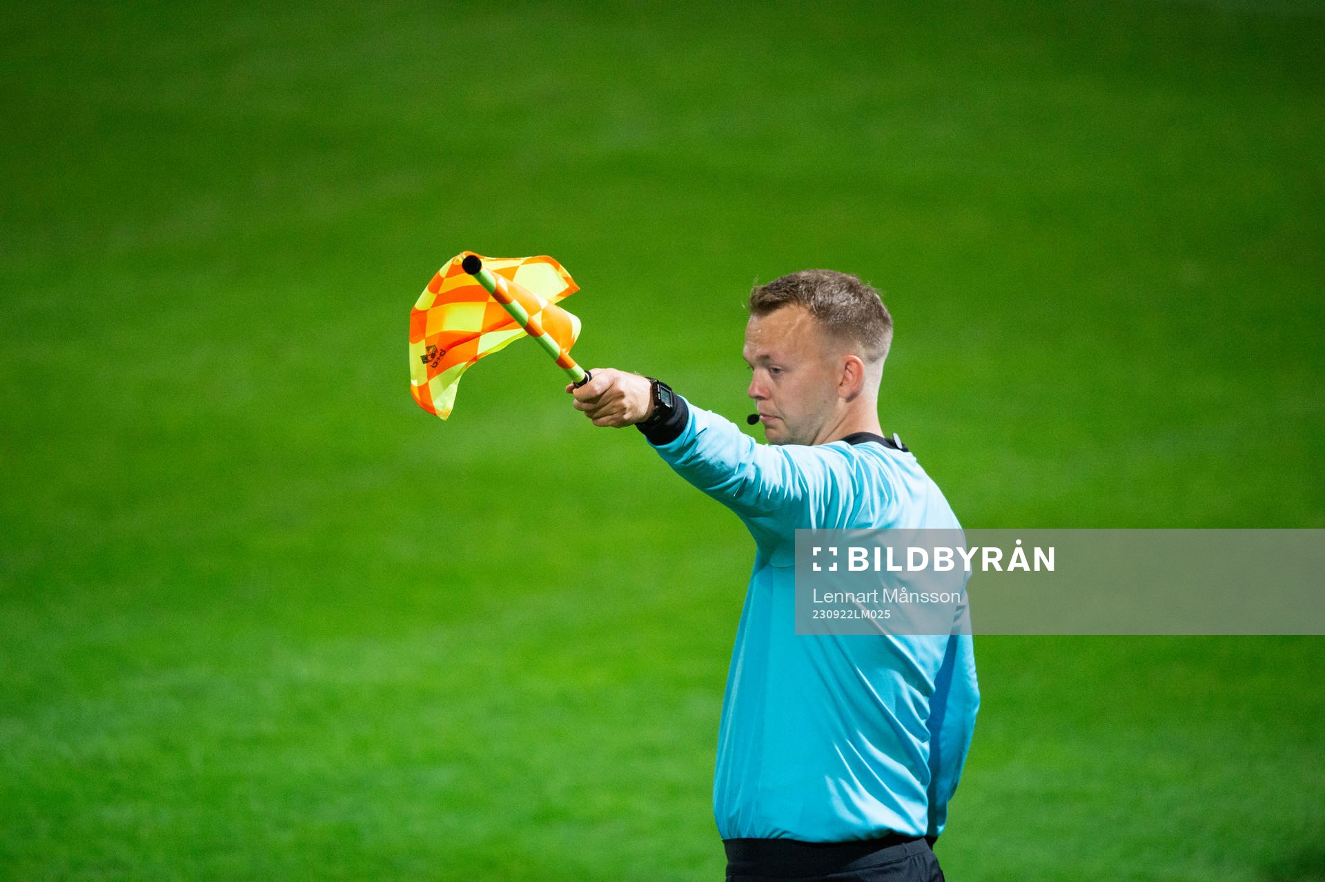 Assisterande domaren Dennis Henriksson i matchen i division 2 mellan IFK Hässleholm och IFK Malmö i Hässleholm 22 september 2023.
