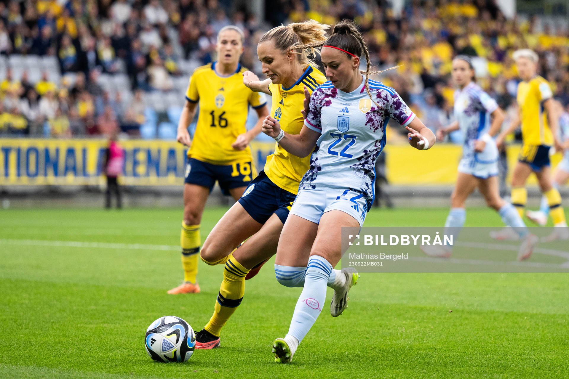 Nathalie Björn of Sweden and Athenea del Castillo of Spain