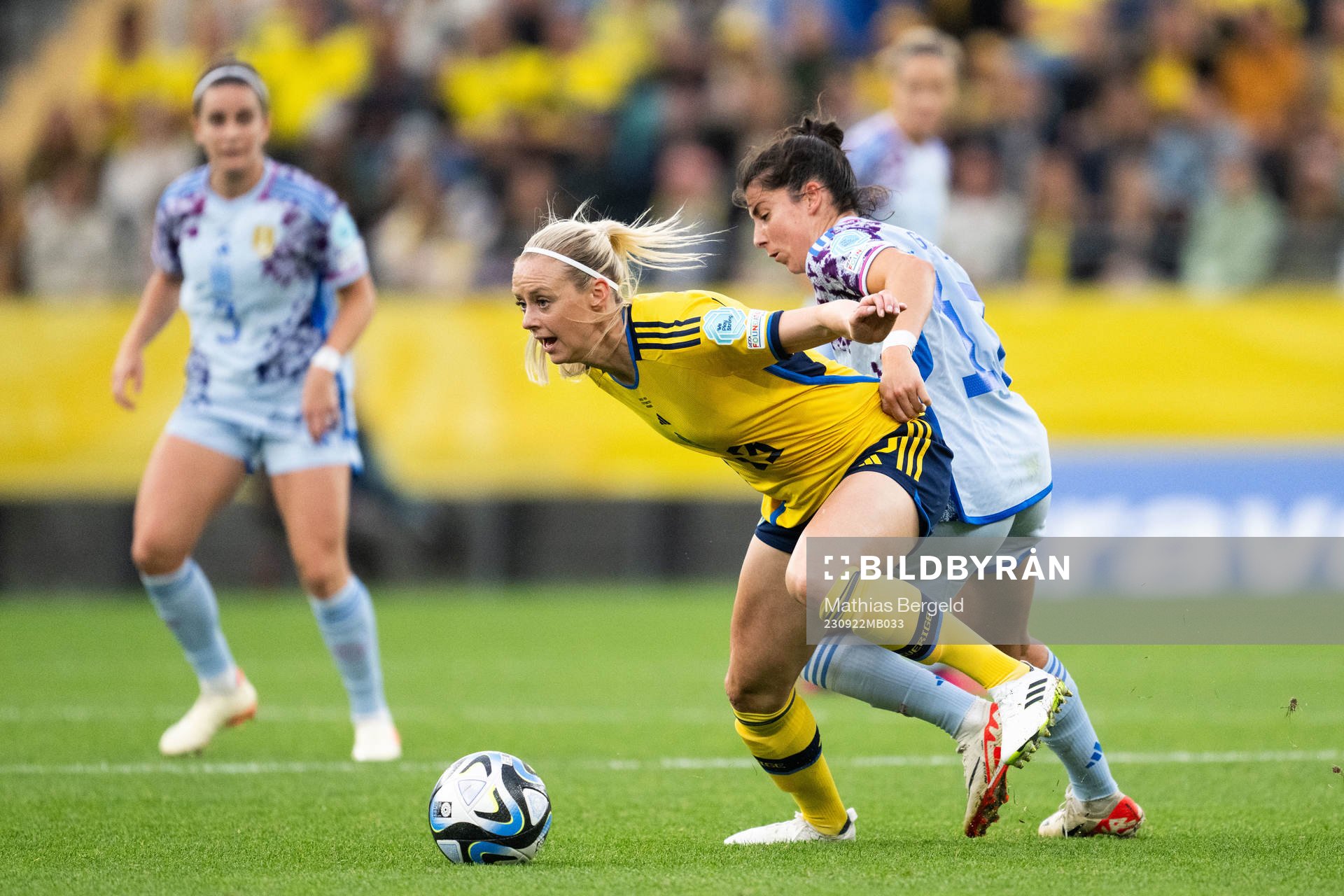 Amanda Ilestedt of Sweden and Lucía García Córdoba of