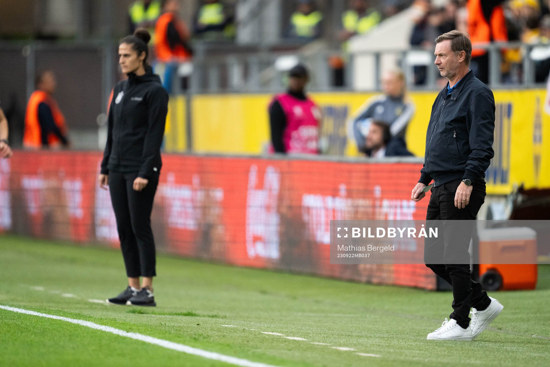 Head coach Montse Tomé of Spain and Head coach Peter