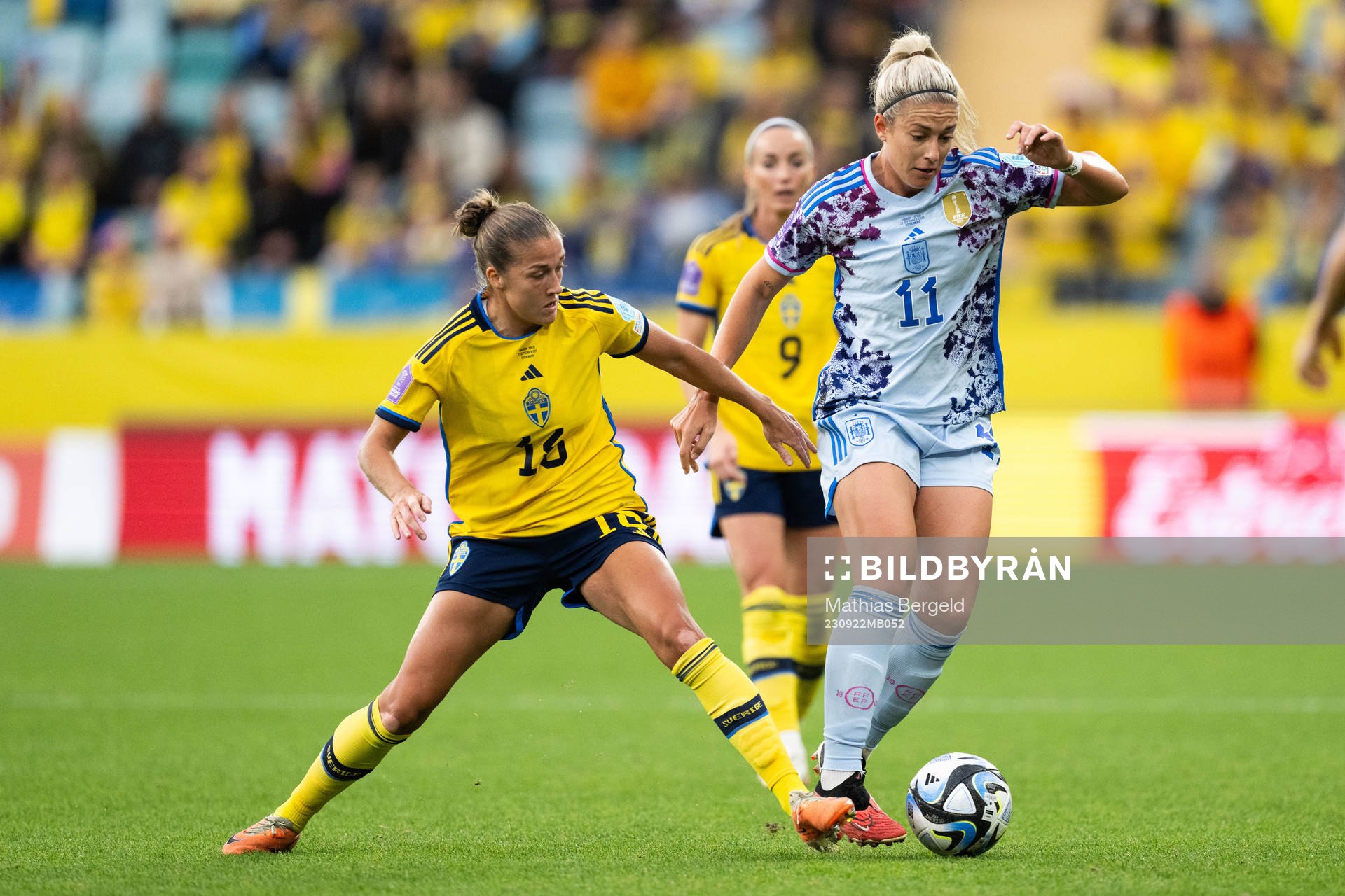 Filippa Angeldahl of Sweden and Alexia Putellas of Spain